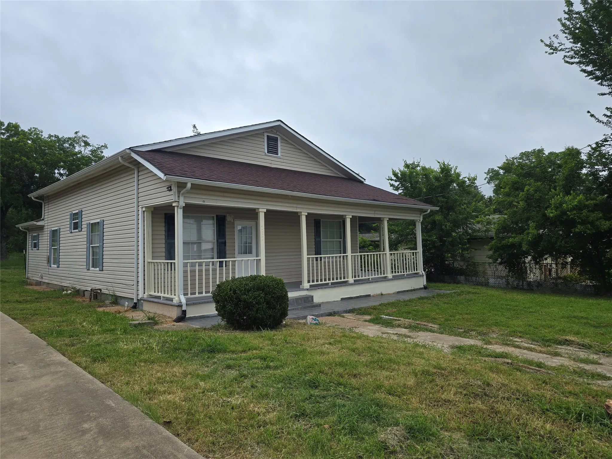 Single Family Residence For Rent in Johnson County , 212 E 4th Street, Keene, Texas 76059, 3 Bedroom, 2 Bathroom, Garage spaces, 1,456 Sqft, built in 1900, mls#21398679, Real Estate Agent in Keene, Homes For Rent in Johnson county, Homes For Rent in Keene, Realtor in Keene Texas, Real Estate Brokerage Independent Realty Texas, Luminita Cordes Realtor