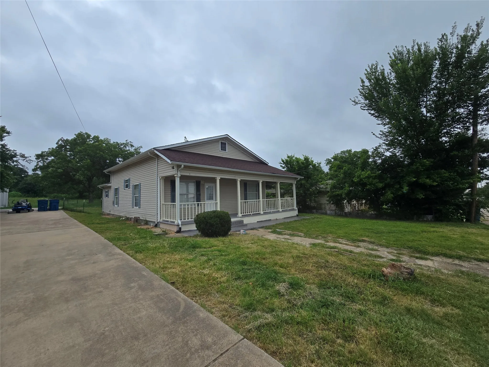 Single Family Residence For Rent in Johnson County , 212 E 4th Street, Keene, Texas 76059, 3 Bedroom, 2 Bathroom, Garage spaces, 1,456 Sqft, built in 1900, mls#21398679, Real Estate Agent in Keene, Homes For Rent in Johnson county, Homes For Rent in Keene, Realtor in Keene Texas, Real Estate Brokerage Independent Realty Texas, Luminita Cordes Realtor