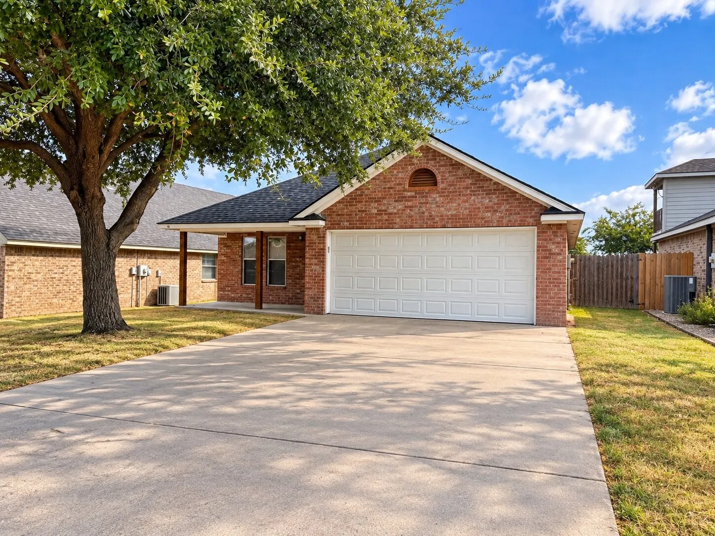 Single Family Residence For Rent in Hood County , 714 Rambling Court, Granbury, Texas 76049, 3 Bedroom, 2 Bathroom, 2 Garage spaces, 1,280 Sqft, built in 2006, mls#21398631, Real Estate Agent in Granbury, Homes For Rent in Hood county, Homes For Rent in Granbury, Realtor in Granbury Texas, Real Estate Brokerage Independent Realty Texas, Luminita Cordes Realtor