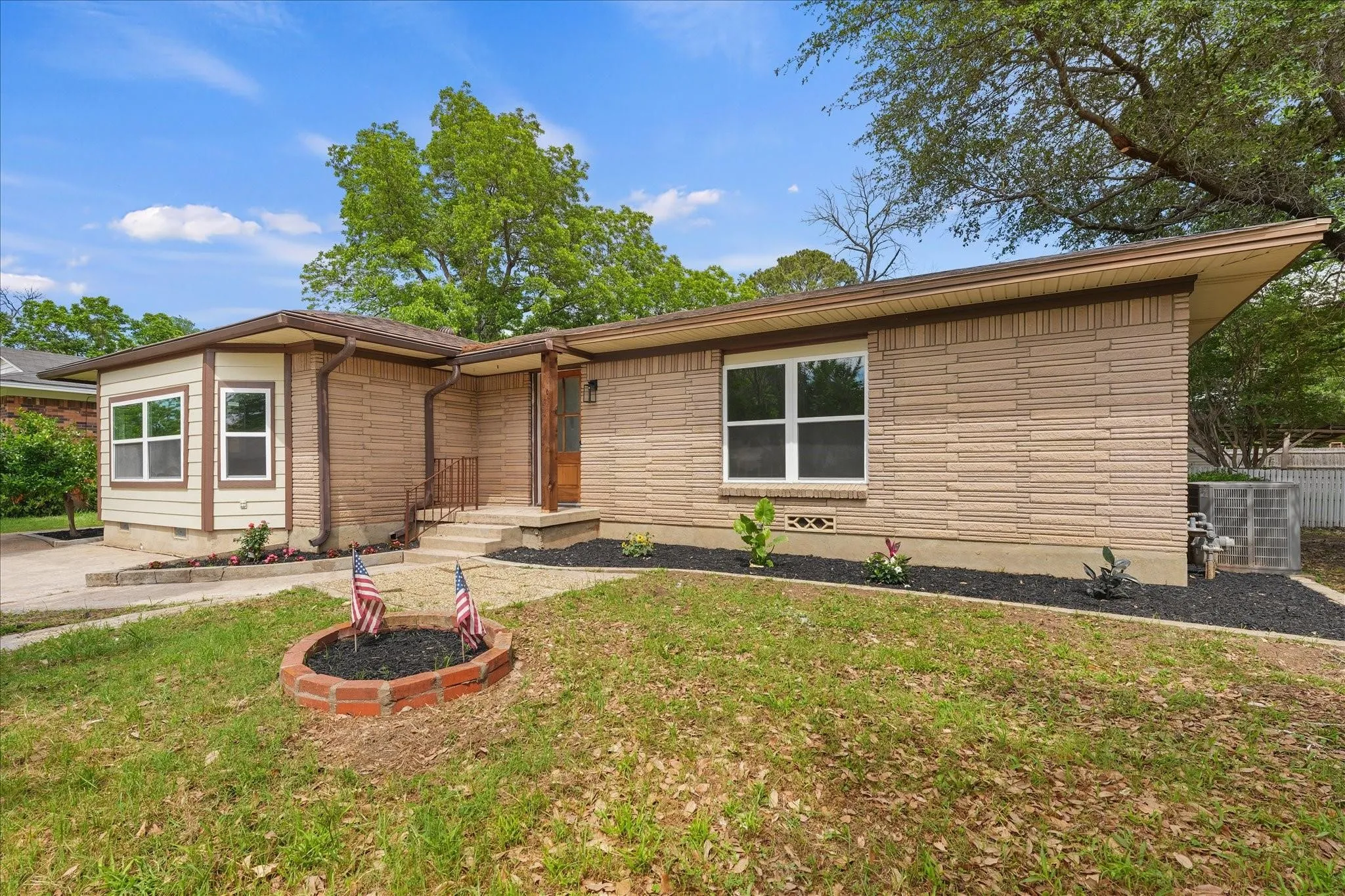 Single Family Residence For Rent in Denton County , 2002 Shawnee Street, Denton, Texas 76209, 4 Bedroom, 3 Bathroom, Garage spaces, 2,020 Sqft, built in 1960, mls#21398715, Real Estate Agent in Denton, Homes For Rent in Denton county, Homes For Rent in Denton, Realtor in Denton Texas, Real Estate Brokerage Independent Realty Texas, Luminita Cordes Realtor