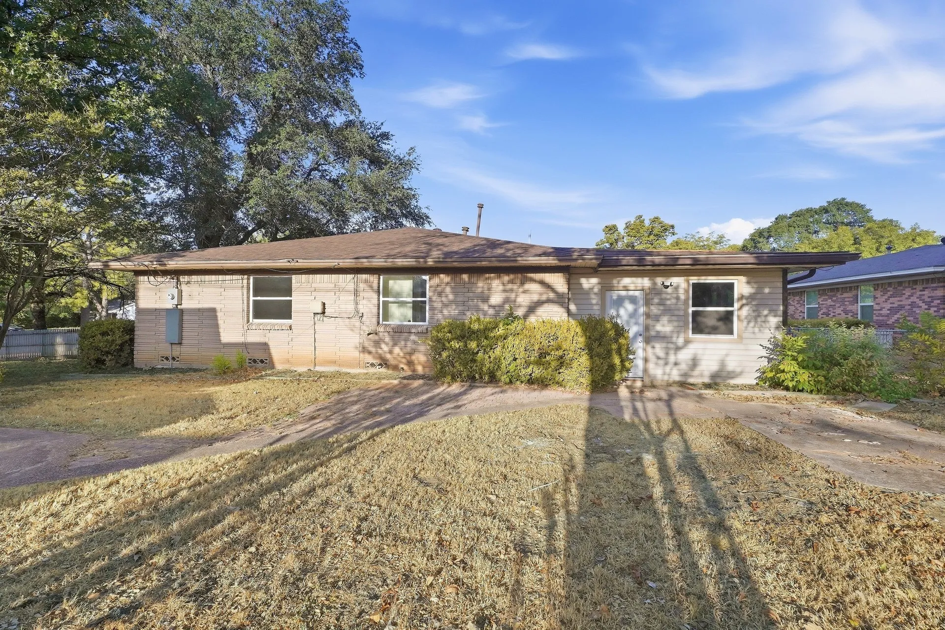 Single Family Residence For Rent in Denton County , 2002 Shawnee Street, Denton, Texas 76209, 4 Bedroom, 3 Bathroom, Garage spaces, 2,020 Sqft, built in 1960, mls#21398715, Real Estate Agent in Denton, Homes For Rent in Denton county, Homes For Rent in Denton, Realtor in Denton Texas, Real Estate Brokerage Independent Realty Texas, Luminita Cordes Realtor