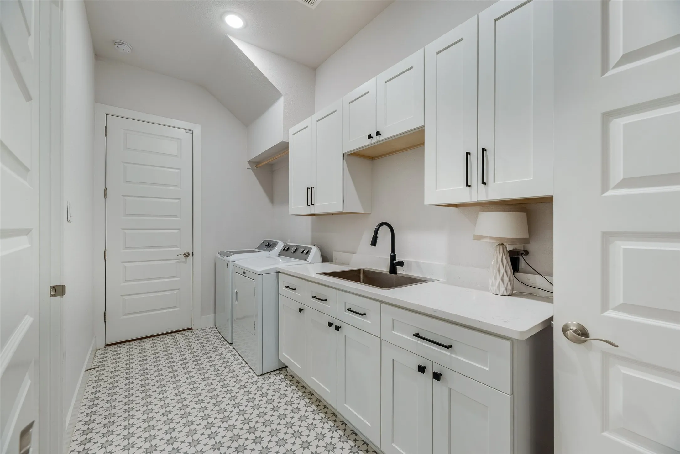 Single Family Residence For Sale in Denton County , 130 Craigmore Drive, Argyle, Texas 76226, 3 Bedroom, 4 Bathroom, 3 Garage spaces, 3,027 Sqft, built in 2021, mls#21398638, Real Estate Agent in Argyle, Homes For Sale in Denton county, Homes For Sale in Argyle, Realtor in Argyle Texas, Real Estate Brokerage Independent Realty Texas, Luminita Cordes Realtor