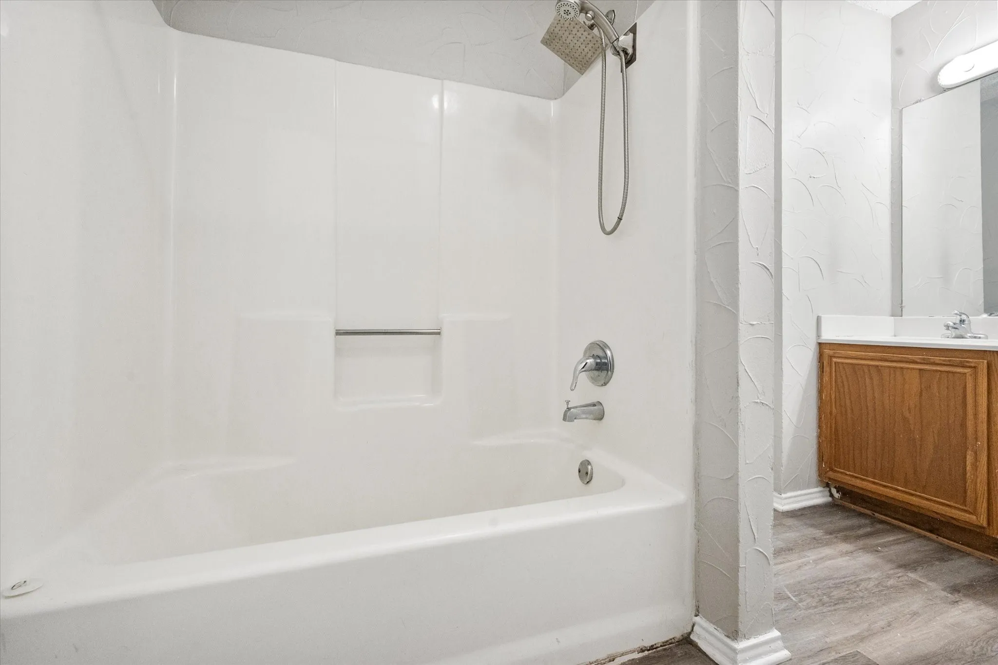 Single Family Residence For Rent in Tarrant County , 1217 Hidden Creek Drive, Mansfield, Texas 76063, 3 Bedroom, 2 Bathroom, 2 Garage spaces, 1,388 Sqft, built in 1987, mls#21398722, Real Estate Agent in Mansfield, Homes For Rent in Tarrant county, Homes For Rent in Mansfield, Realtor in Mansfield Texas, Real Estate Brokerage Independent Realty Texas, Luminita Cordes Realtor