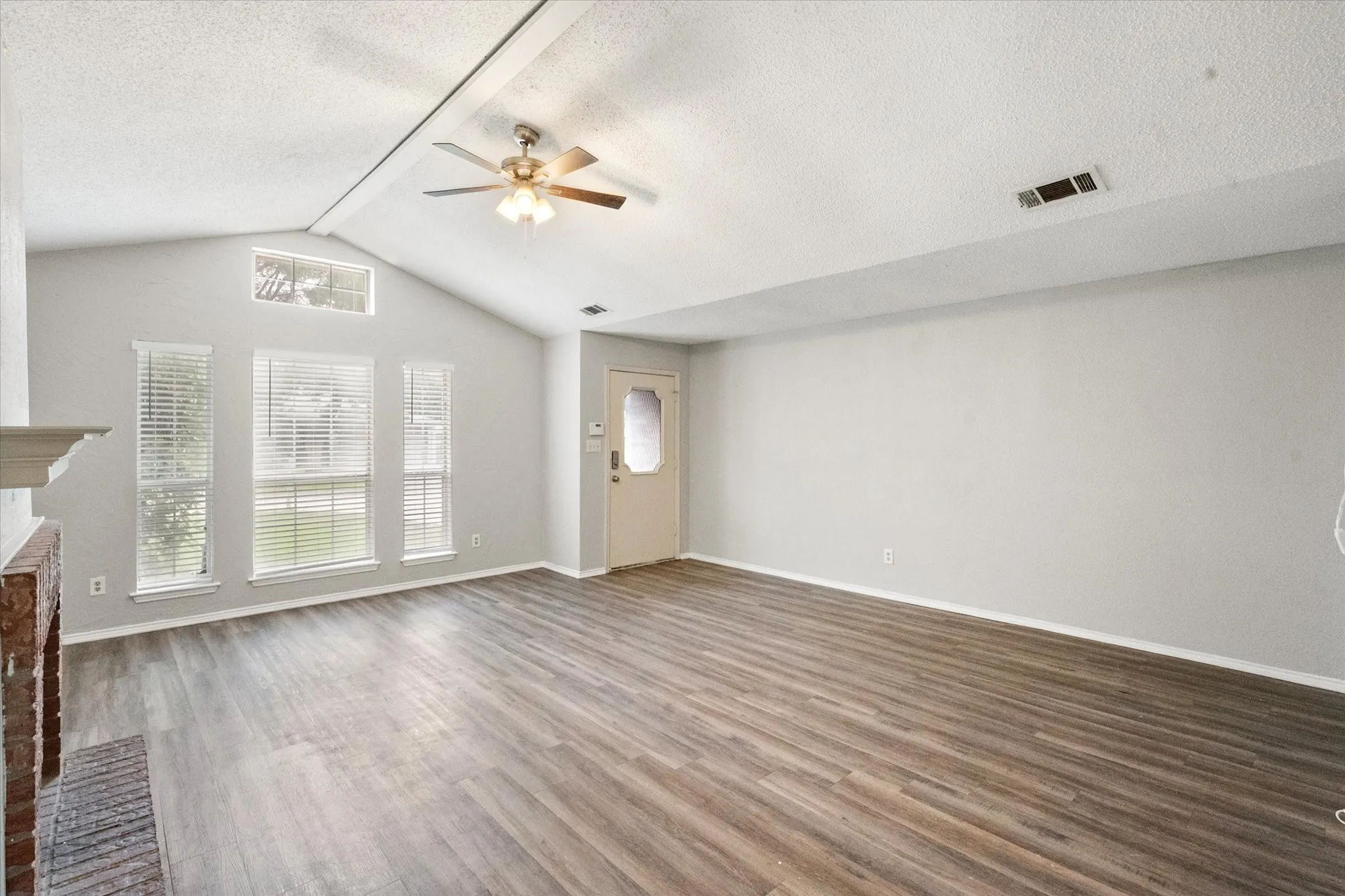 Single Family Residence For Rent in Tarrant County , 1217 Hidden Creek Drive, Mansfield, Texas 76063, 3 Bedroom, 2 Bathroom, 2 Garage spaces, 1,388 Sqft, built in 1987, mls#21398722, Real Estate Agent in Mansfield, Homes For Rent in Tarrant county, Homes For Rent in Mansfield, Realtor in Mansfield Texas, Real Estate Brokerage Independent Realty Texas, Luminita Cordes Realtor