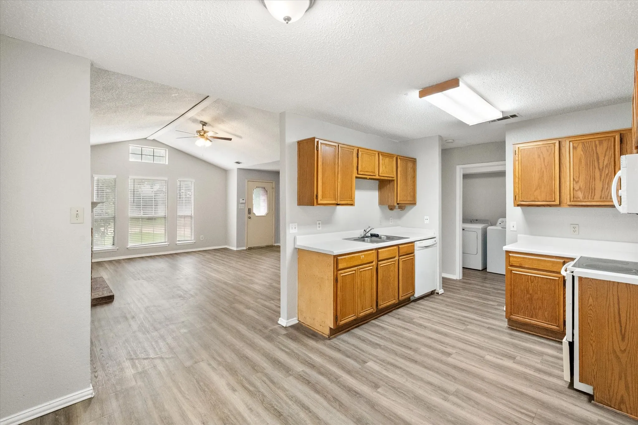Single Family Residence For Rent in Tarrant County , 1217 Hidden Creek Drive, Mansfield, Texas 76063, 3 Bedroom, 2 Bathroom, 2 Garage spaces, 1,388 Sqft, built in 1987, mls#21398722, Real Estate Agent in Mansfield, Homes For Rent in Tarrant county, Homes For Rent in Mansfield, Realtor in Mansfield Texas, Real Estate Brokerage Independent Realty Texas, Luminita Cordes Realtor