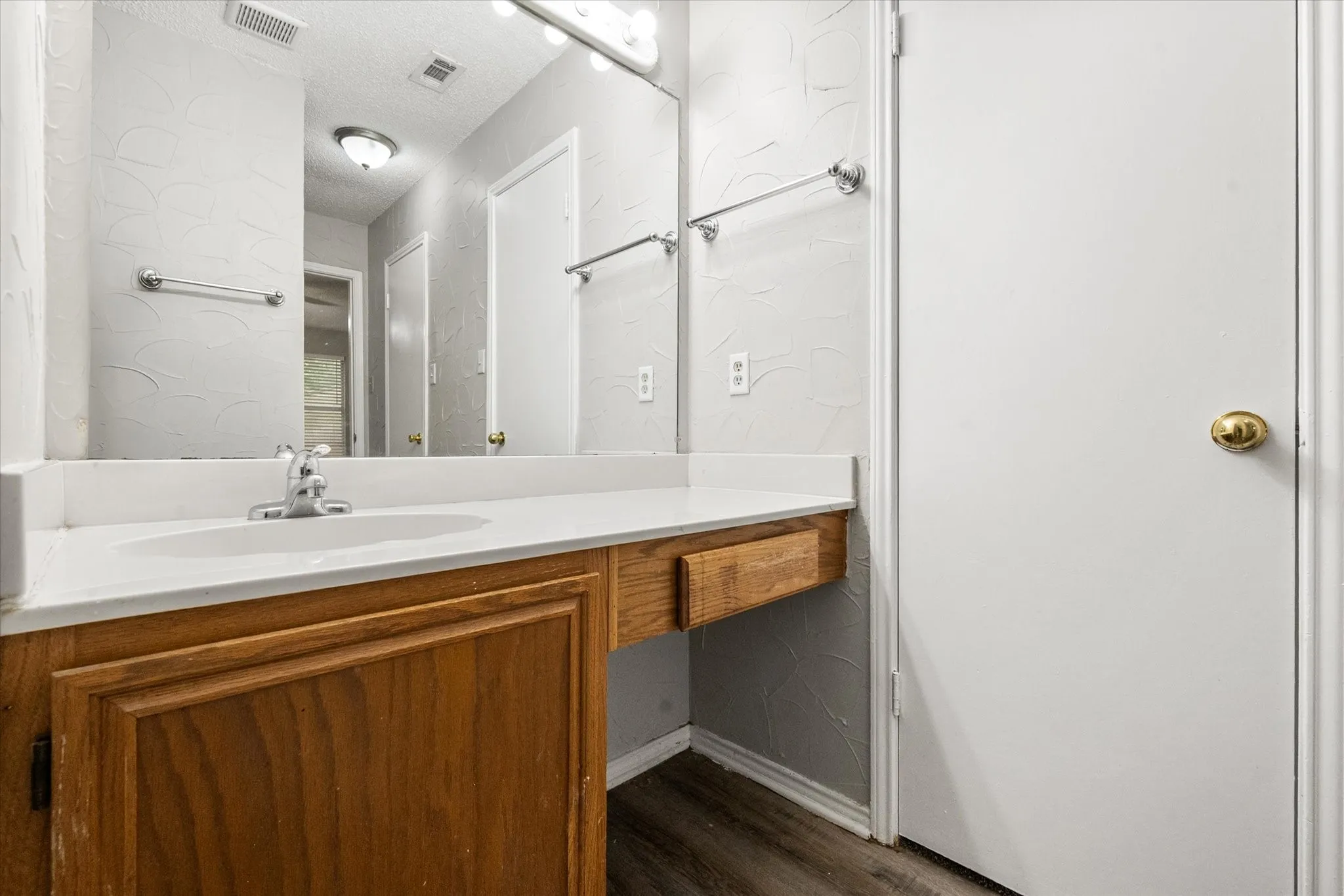 Single Family Residence For Rent in Tarrant County , 1217 Hidden Creek Drive, Mansfield, Texas 76063, 3 Bedroom, 2 Bathroom, 2 Garage spaces, 1,388 Sqft, built in 1987, mls#21398722, Real Estate Agent in Mansfield, Homes For Rent in Tarrant county, Homes For Rent in Mansfield, Realtor in Mansfield Texas, Real Estate Brokerage Independent Realty Texas, Luminita Cordes Realtor