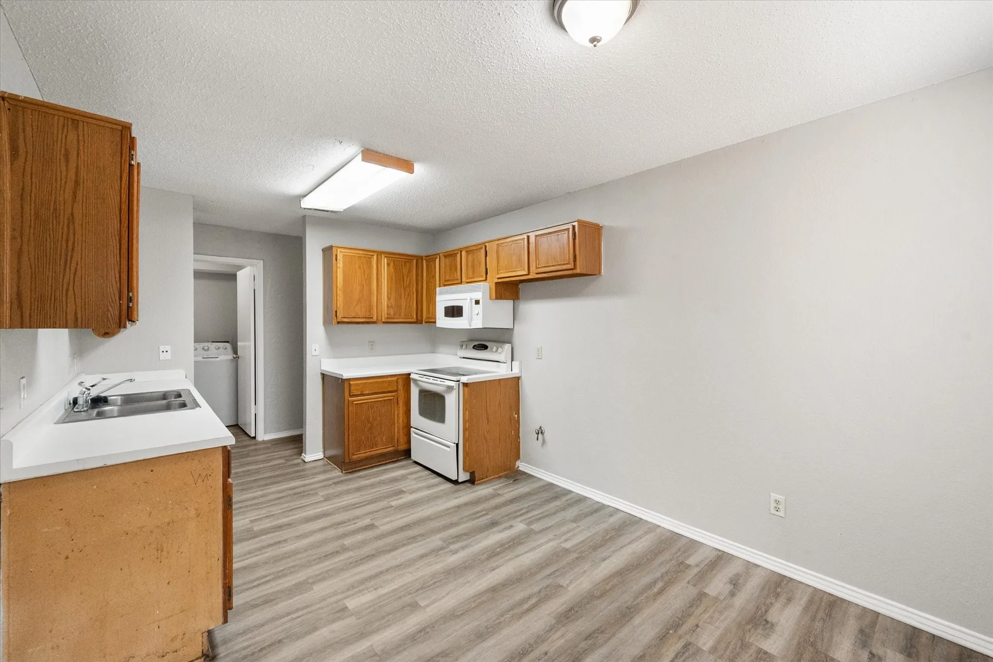 Single Family Residence For Rent in Tarrant County , 1217 Hidden Creek Drive, Mansfield, Texas 76063, 3 Bedroom, 2 Bathroom, 2 Garage spaces, 1,388 Sqft, built in 1987, mls#21398722, Real Estate Agent in Mansfield, Homes For Rent in Tarrant county, Homes For Rent in Mansfield, Realtor in Mansfield Texas, Real Estate Brokerage Independent Realty Texas, Luminita Cordes Realtor