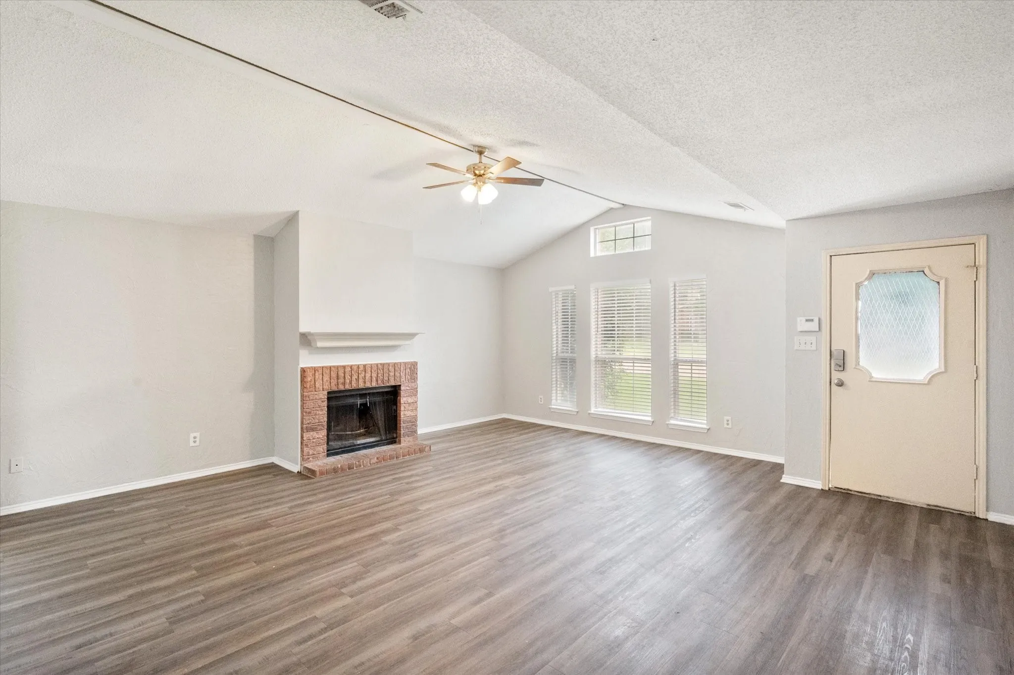 Single Family Residence For Rent in Tarrant County , 1217 Hidden Creek Drive, Mansfield, Texas 76063, 3 Bedroom, 2 Bathroom, 2 Garage spaces, 1,388 Sqft, built in 1987, mls#21398722, Real Estate Agent in Mansfield, Homes For Rent in Tarrant county, Homes For Rent in Mansfield, Realtor in Mansfield Texas, Real Estate Brokerage Independent Realty Texas, Luminita Cordes Realtor