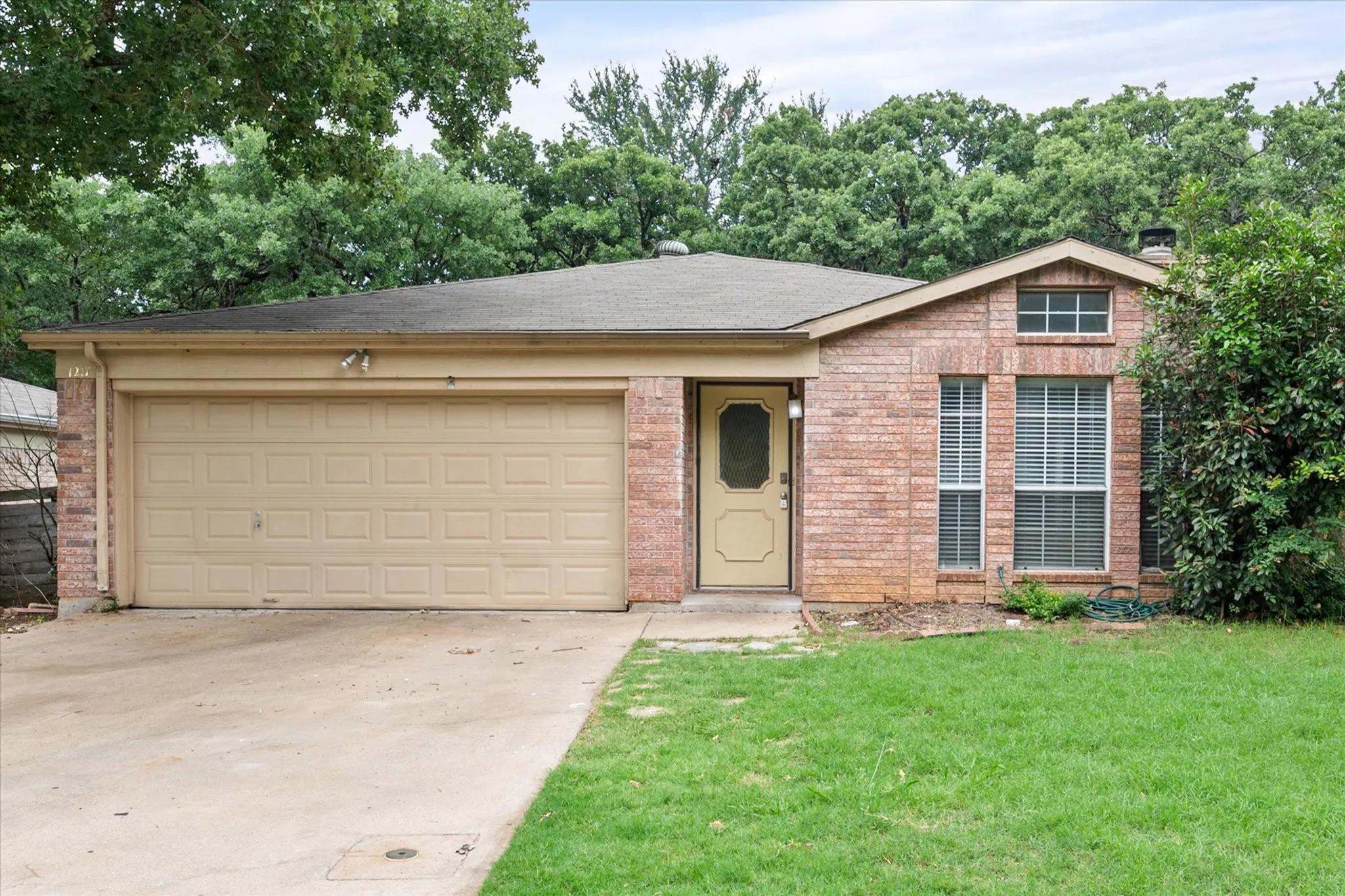 Single Family Residence For Rent in Tarrant County , 1217 Hidden Creek Drive, Mansfield, Texas 76063, 3 Bedroom, 2 Bathroom, 2 Garage spaces, 1,388 Sqft, built in 1987, mls#21398722, Real Estate Agent in Mansfield, Homes For Rent in Tarrant county, Homes For Rent in Mansfield, Realtor in Mansfield Texas, Real Estate Brokerage Independent Realty Texas, Luminita Cordes Realtor
