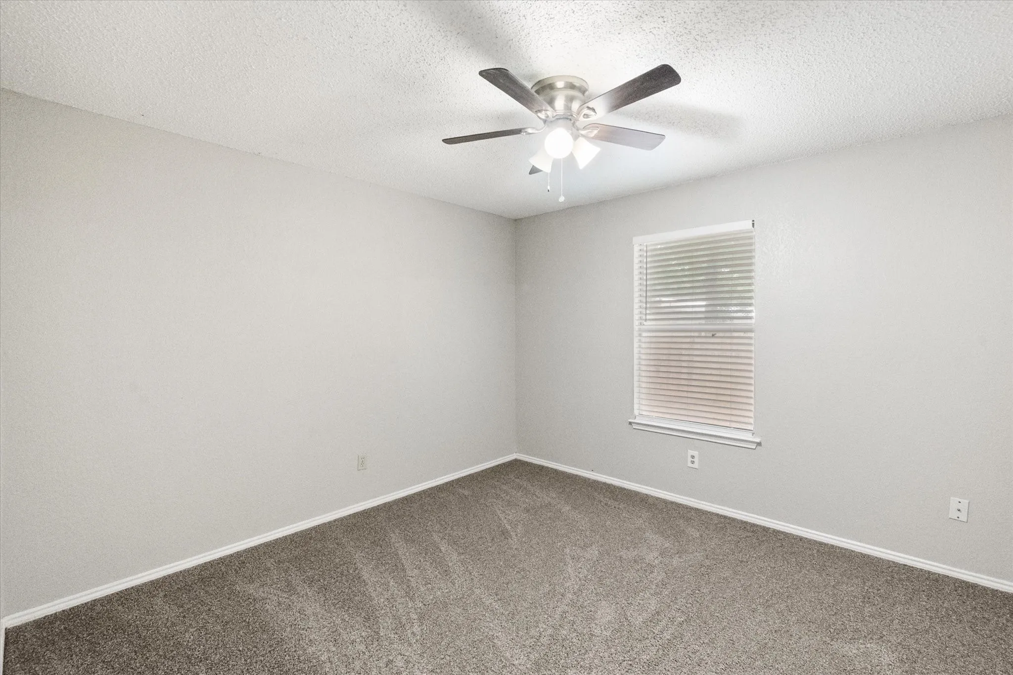 Single Family Residence For Rent in Tarrant County , 1217 Hidden Creek Drive, Mansfield, Texas 76063, 3 Bedroom, 2 Bathroom, 2 Garage spaces, 1,388 Sqft, built in 1987, mls#21398722, Real Estate Agent in Mansfield, Homes For Rent in Tarrant county, Homes For Rent in Mansfield, Realtor in Mansfield Texas, Real Estate Brokerage Independent Realty Texas, Luminita Cordes Realtor