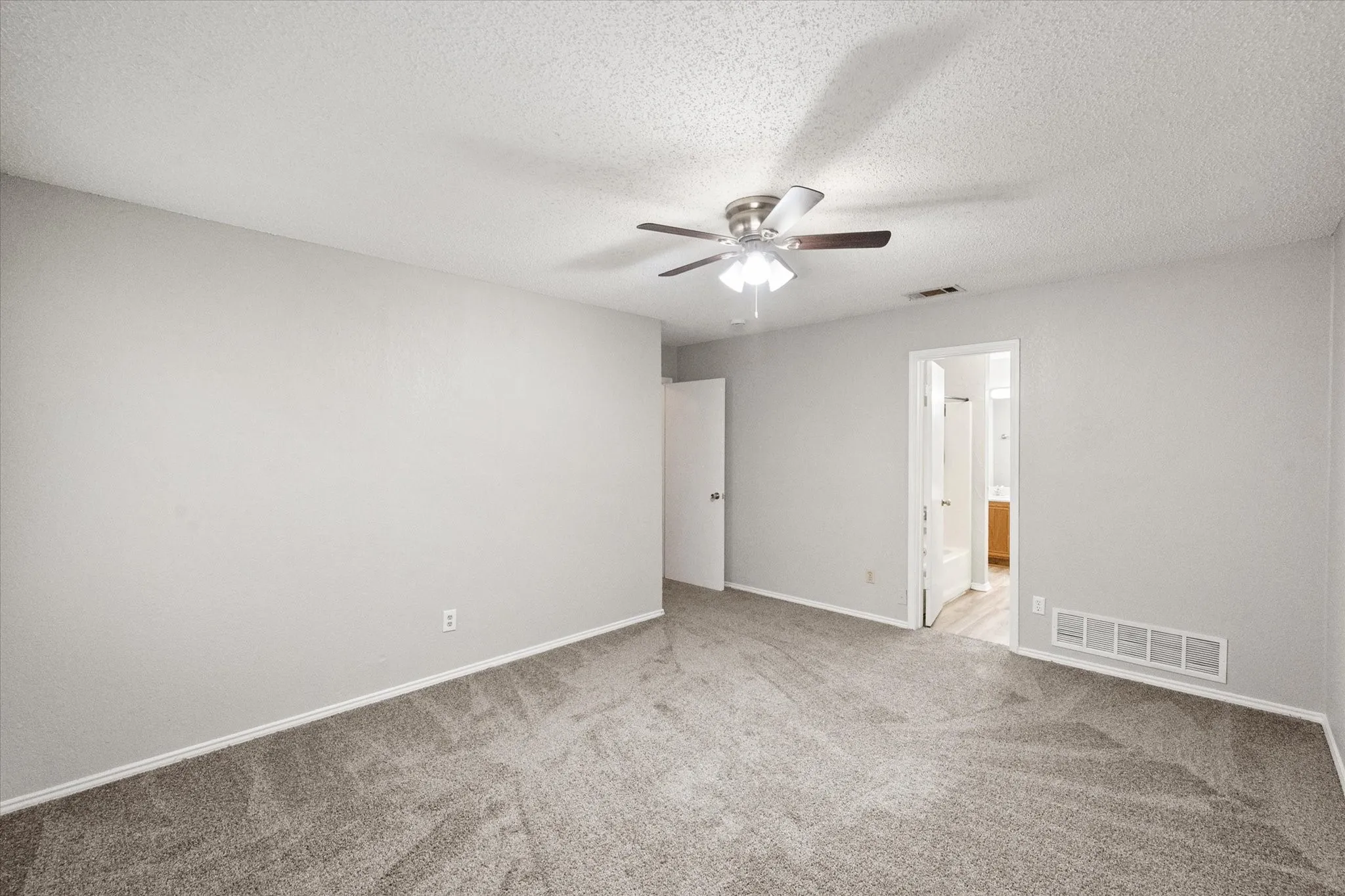 Single Family Residence For Rent in Tarrant County , 1217 Hidden Creek Drive, Mansfield, Texas 76063, 3 Bedroom, 2 Bathroom, 2 Garage spaces, 1,388 Sqft, built in 1987, mls#21398722, Real Estate Agent in Mansfield, Homes For Rent in Tarrant county, Homes For Rent in Mansfield, Realtor in Mansfield Texas, Real Estate Brokerage Independent Realty Texas, Luminita Cordes Realtor