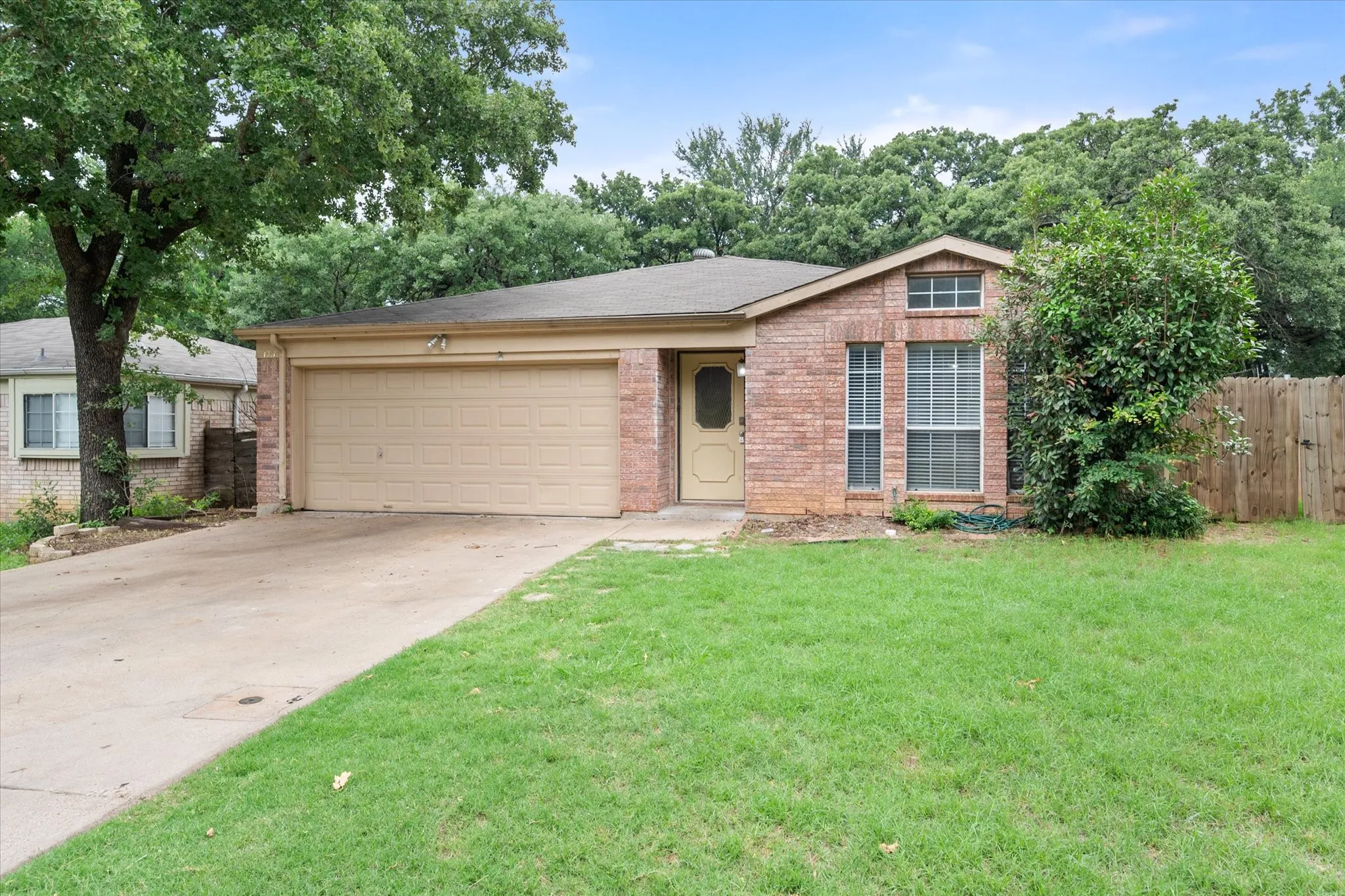 Single Family Residence For Rent in Tarrant County , 1217 Hidden Creek Drive, Mansfield, Texas 76063, 3 Bedroom, 2 Bathroom, 2 Garage spaces, 1,388 Sqft, built in 1987, mls#21398722, Real Estate Agent in Mansfield, Homes For Rent in Tarrant county, Homes For Rent in Mansfield, Realtor in Mansfield Texas, Real Estate Brokerage Independent Realty Texas, Luminita Cordes Realtor