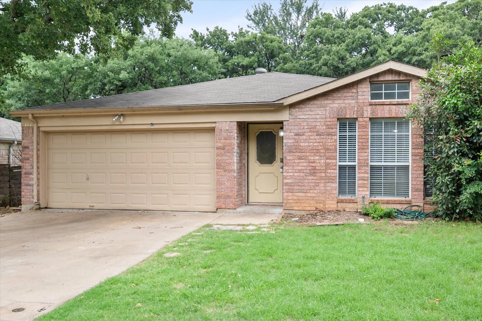 Single Family Residence For Rent in Tarrant County , 1217 Hidden Creek Drive, Mansfield, Texas 76063, 3 Bedroom, 2 Bathroom, 2 Garage spaces, 1,388 Sqft, built in 1987, mls#21398722, Real Estate Agent in Mansfield, Homes For Rent in Tarrant county, Homes For Rent in Mansfield, Realtor in Mansfield Texas, Real Estate Brokerage Independent Realty Texas, Luminita Cordes Realtor