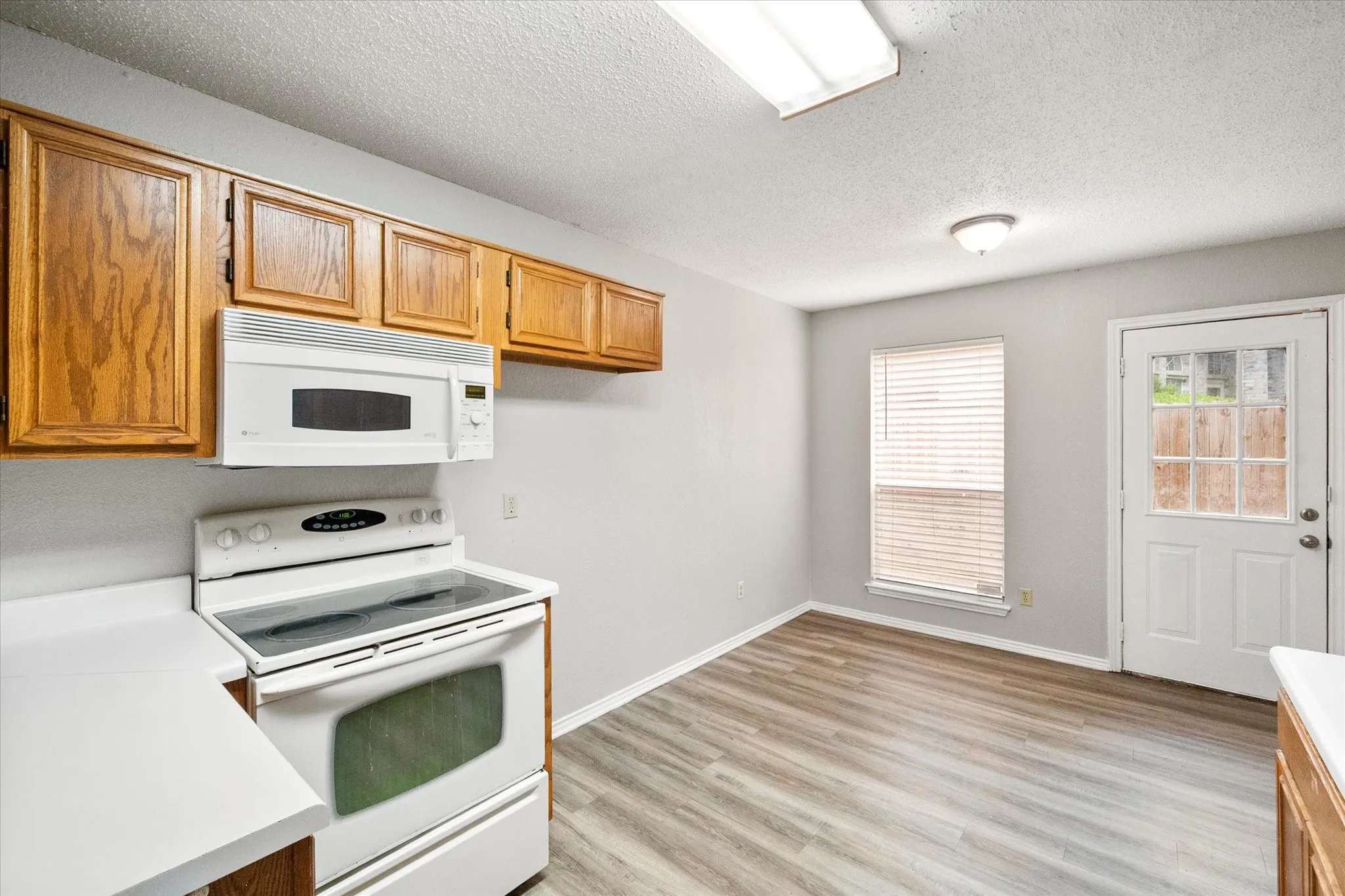 Single Family Residence For Rent in Tarrant County , 1217 Hidden Creek Drive, Mansfield, Texas 76063, 3 Bedroom, 2 Bathroom, 2 Garage spaces, 1,388 Sqft, built in 1987, mls#21398722, Real Estate Agent in Mansfield, Homes For Rent in Tarrant county, Homes For Rent in Mansfield, Realtor in Mansfield Texas, Real Estate Brokerage Independent Realty Texas, Luminita Cordes Realtor