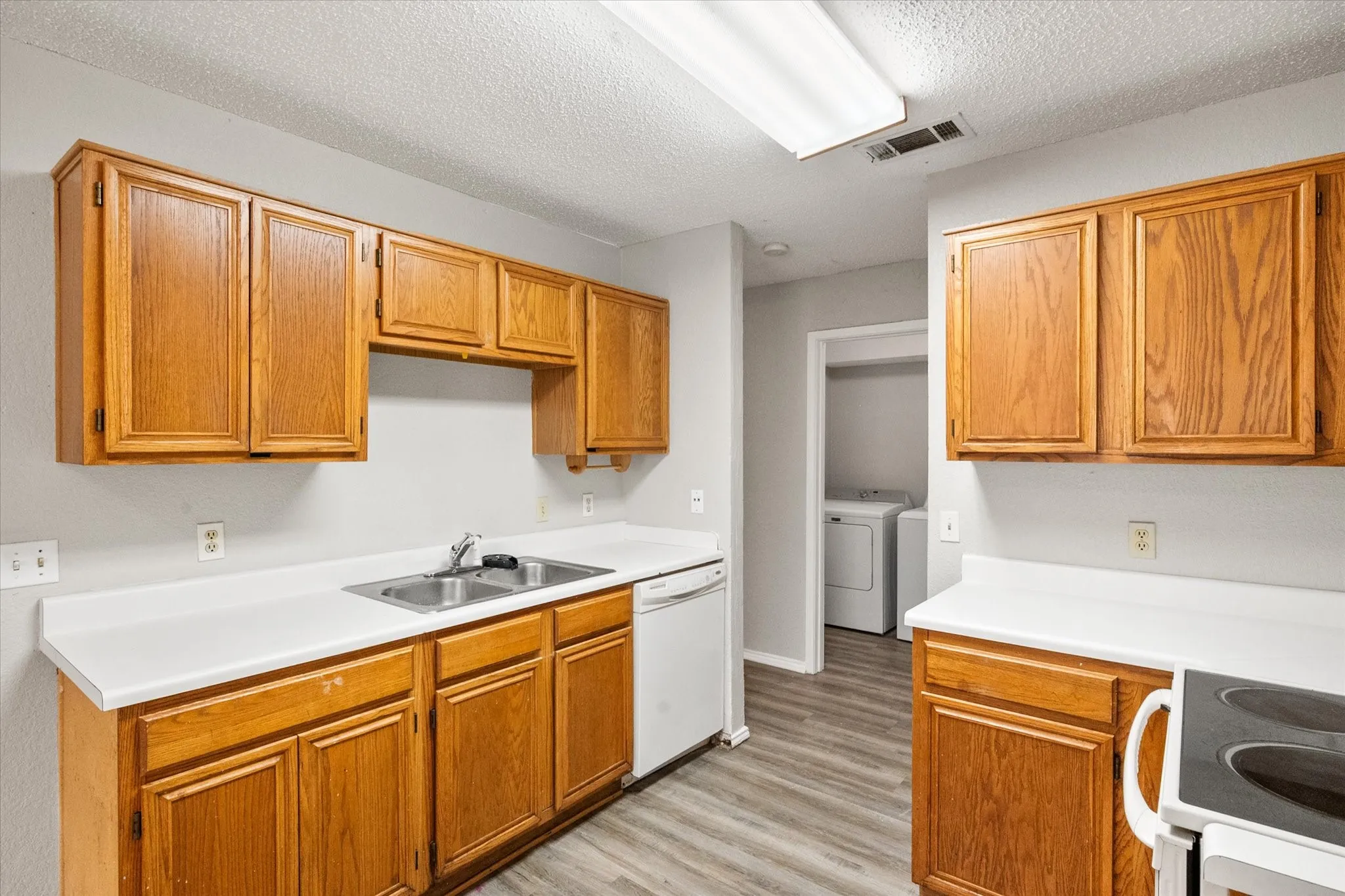 Single Family Residence For Rent in Tarrant County , 1217 Hidden Creek Drive, Mansfield, Texas 76063, 3 Bedroom, 2 Bathroom, 2 Garage spaces, 1,388 Sqft, built in 1987, mls#21398722, Real Estate Agent in Mansfield, Homes For Rent in Tarrant county, Homes For Rent in Mansfield, Realtor in Mansfield Texas, Real Estate Brokerage Independent Realty Texas, Luminita Cordes Realtor