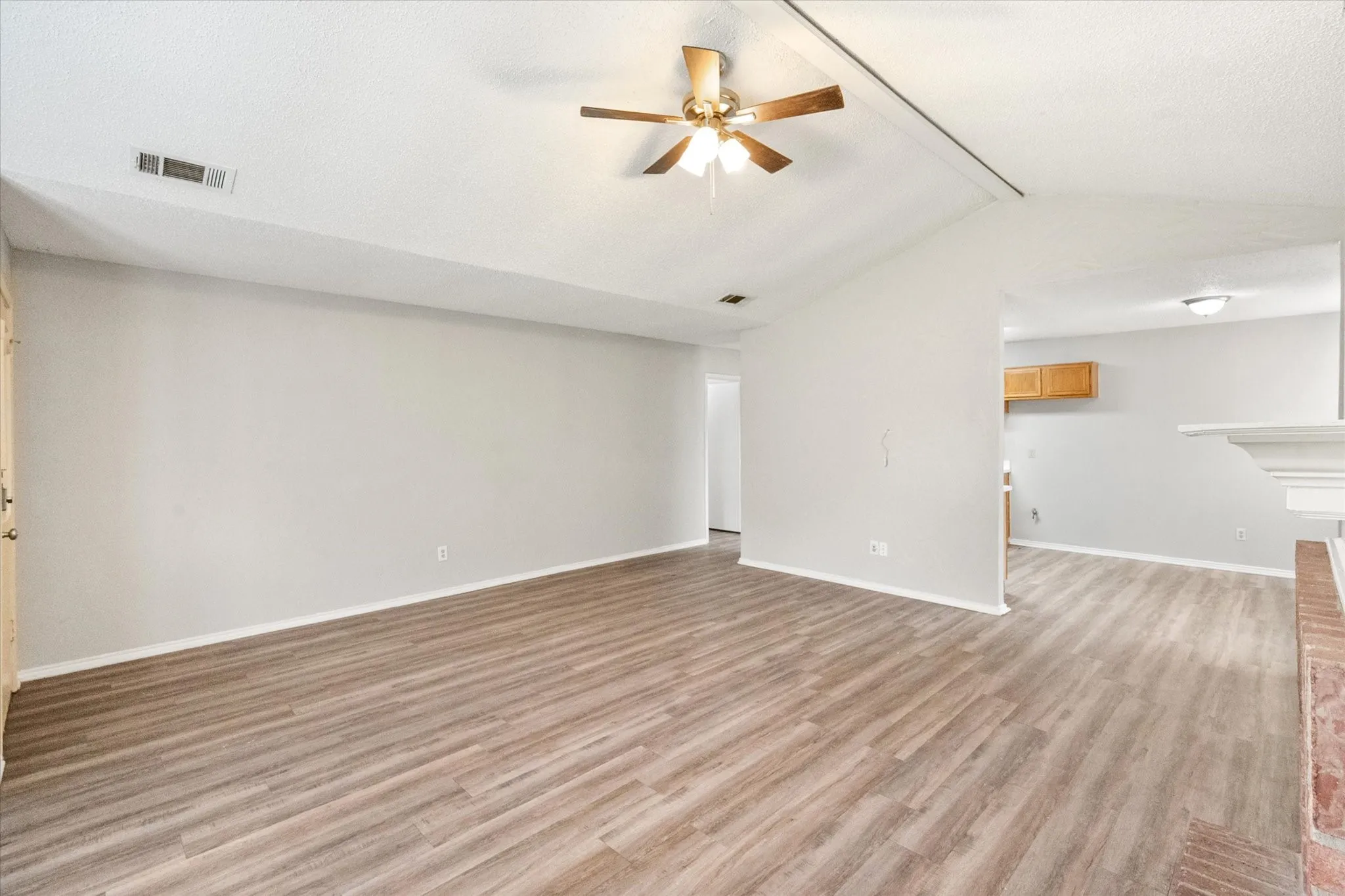 Single Family Residence For Rent in Tarrant County , 1217 Hidden Creek Drive, Mansfield, Texas 76063, 3 Bedroom, 2 Bathroom, 2 Garage spaces, 1,388 Sqft, built in 1987, mls#21398722, Real Estate Agent in Mansfield, Homes For Rent in Tarrant county, Homes For Rent in Mansfield, Realtor in Mansfield Texas, Real Estate Brokerage Independent Realty Texas, Luminita Cordes Realtor