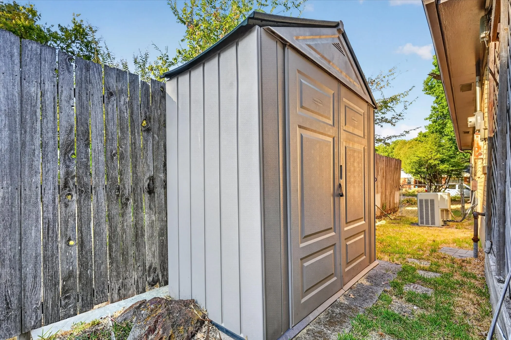 Single Family Residence For Sale in Dallas County , 11630 Tuscany Way, Dallas, Texas 75218, 3 Bedroom, 2 Bathroom, 1 Garage spaces, 1,953 Sqft, built in 1955, mls#21397741, Real Estate Agent in Dallas, Homes For Sale in Dallas county, Homes For Sale in Dallas, Realtor in Dallas Texas, Real Estate Brokerage Independent Realty Texas, Luminita Cordes Realtor