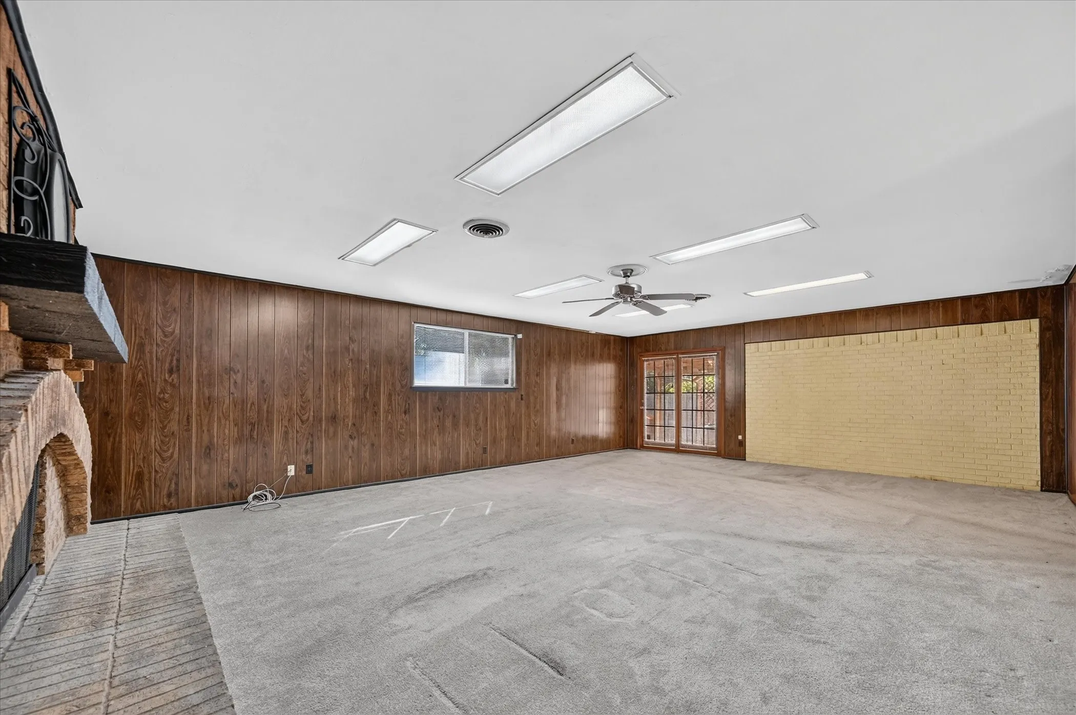 Single Family Residence For Sale in Dallas County , 11630 Tuscany Way, Dallas, Texas 75218, 3 Bedroom, 2 Bathroom, 1 Garage spaces, 1,953 Sqft, built in 1955, mls#21397741, Real Estate Agent in Dallas, Homes For Sale in Dallas county, Homes For Sale in Dallas, Realtor in Dallas Texas, Real Estate Brokerage Independent Realty Texas, Luminita Cordes Realtor