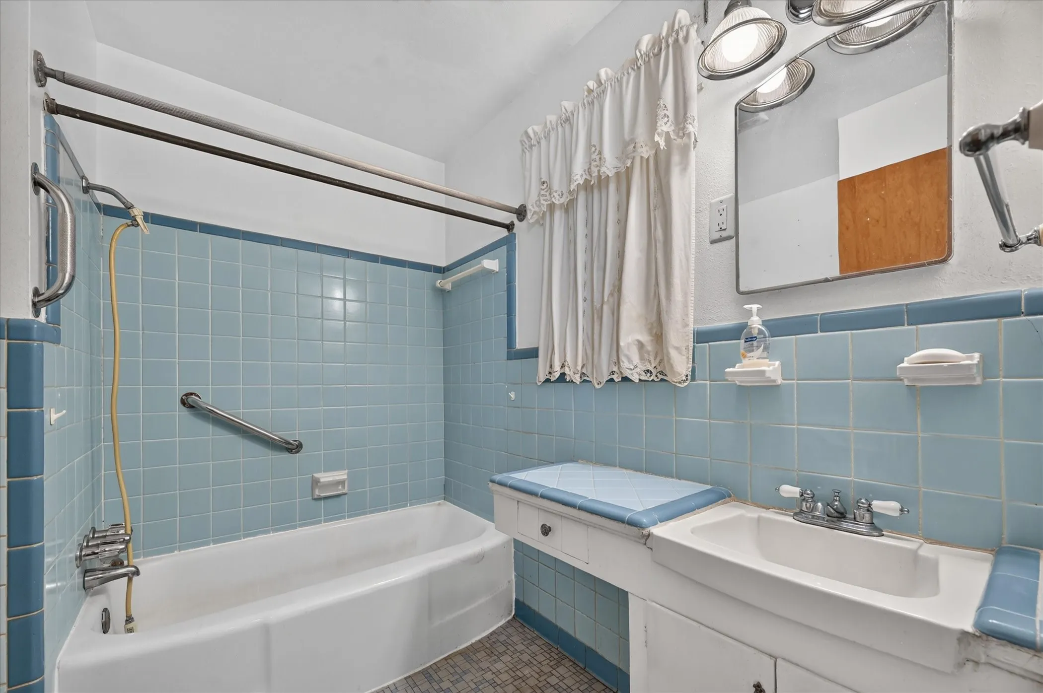Single Family Residence For Sale in Dallas County , 11630 Tuscany Way, Dallas, Texas 75218, 3 Bedroom, 2 Bathroom, 1 Garage spaces, 1,953 Sqft, built in 1955, mls#21397741, Real Estate Agent in Dallas, Homes For Sale in Dallas county, Homes For Sale in Dallas, Realtor in Dallas Texas, Real Estate Brokerage Independent Realty Texas, Luminita Cordes Realtor