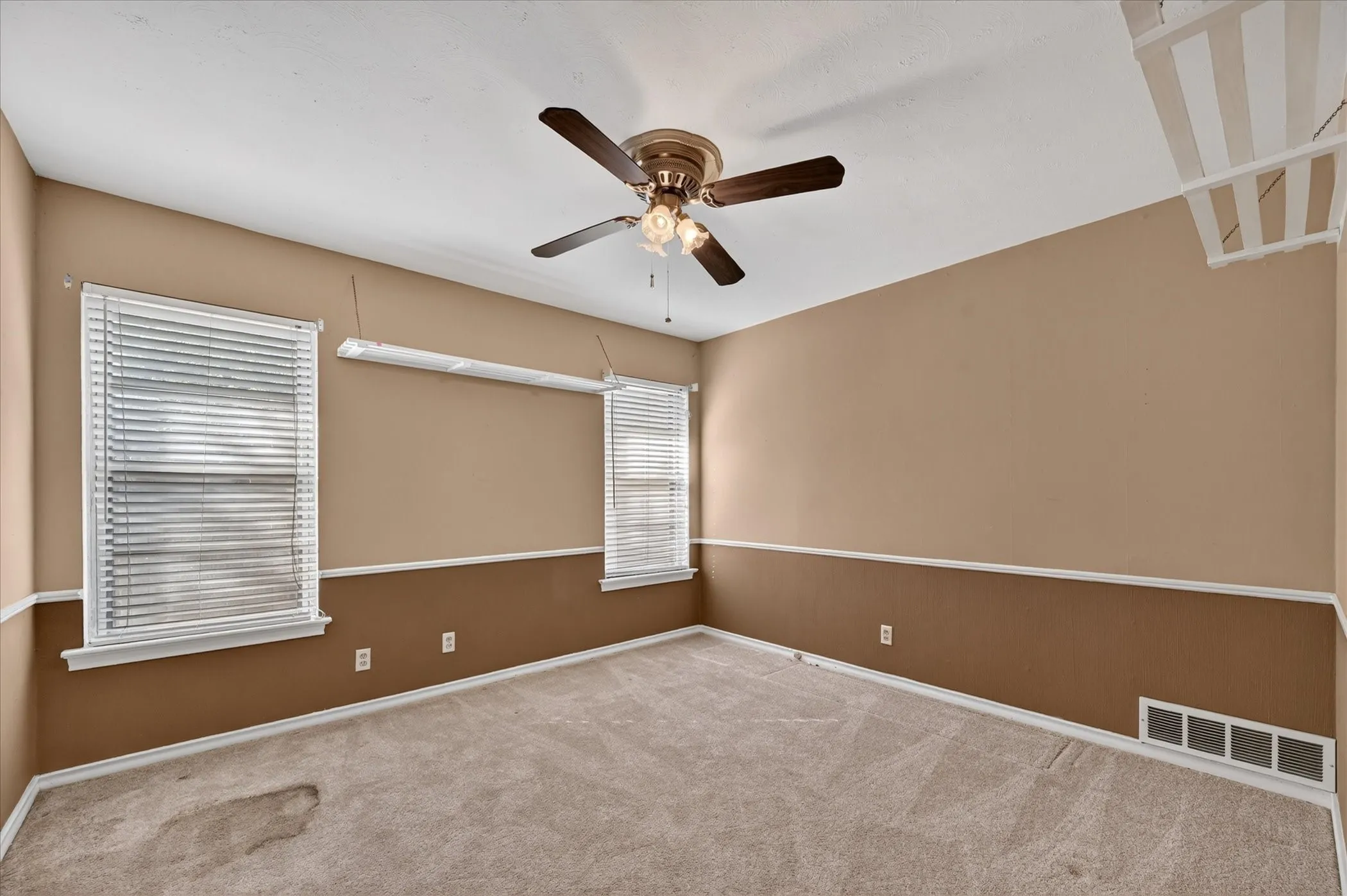 Single Family Residence For Sale in Dallas County , 11630 Tuscany Way, Dallas, Texas 75218, 3 Bedroom, 2 Bathroom, 1 Garage spaces, 1,953 Sqft, built in 1955, mls#21397741, Real Estate Agent in Dallas, Homes For Sale in Dallas county, Homes For Sale in Dallas, Realtor in Dallas Texas, Real Estate Brokerage Independent Realty Texas, Luminita Cordes Realtor