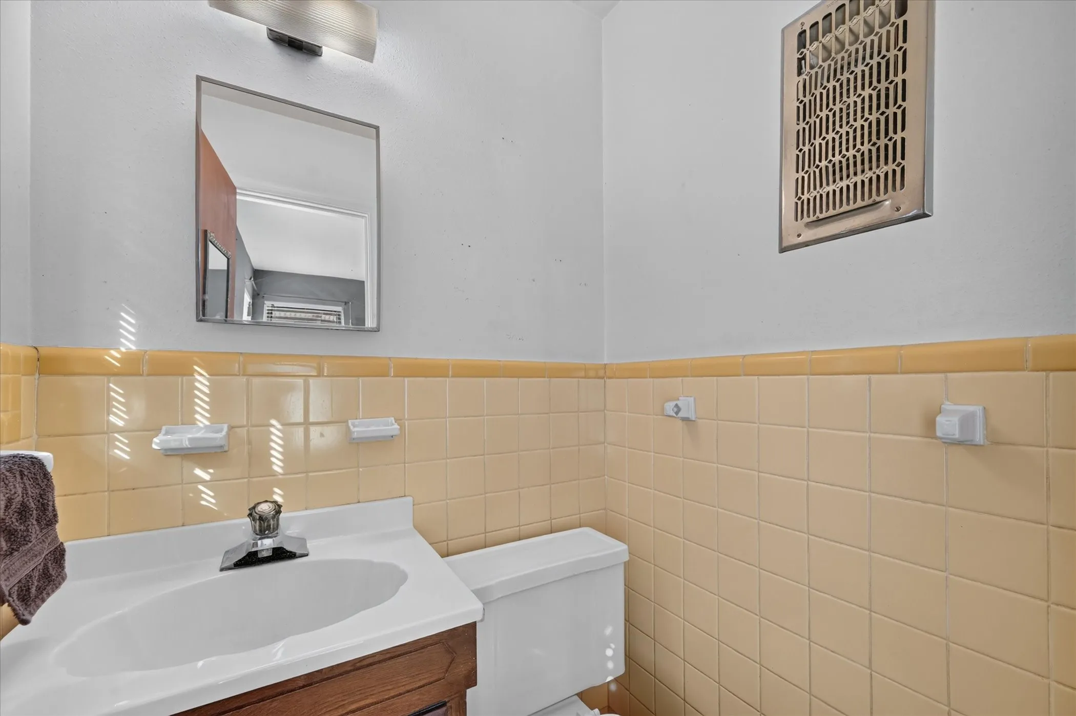 Single Family Residence For Sale in Dallas County , 11630 Tuscany Way, Dallas, Texas 75218, 3 Bedroom, 2 Bathroom, 1 Garage spaces, 1,953 Sqft, built in 1955, mls#21397741, Real Estate Agent in Dallas, Homes For Sale in Dallas county, Homes For Sale in Dallas, Realtor in Dallas Texas, Real Estate Brokerage Independent Realty Texas, Luminita Cordes Realtor