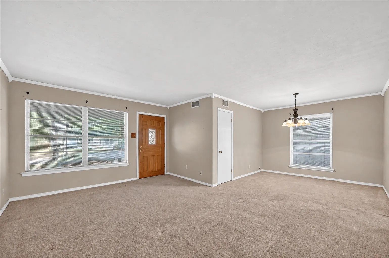 Single Family Residence For Sale in Dallas County , 11630 Tuscany Way, Dallas, Texas 75218, 3 Bedroom, 2 Bathroom, 1 Garage spaces, 1,953 Sqft, built in 1955, mls#21397741, Real Estate Agent in Dallas, Homes For Sale in Dallas county, Homes For Sale in Dallas, Realtor in Dallas Texas, Real Estate Brokerage Independent Realty Texas, Luminita Cordes Realtor