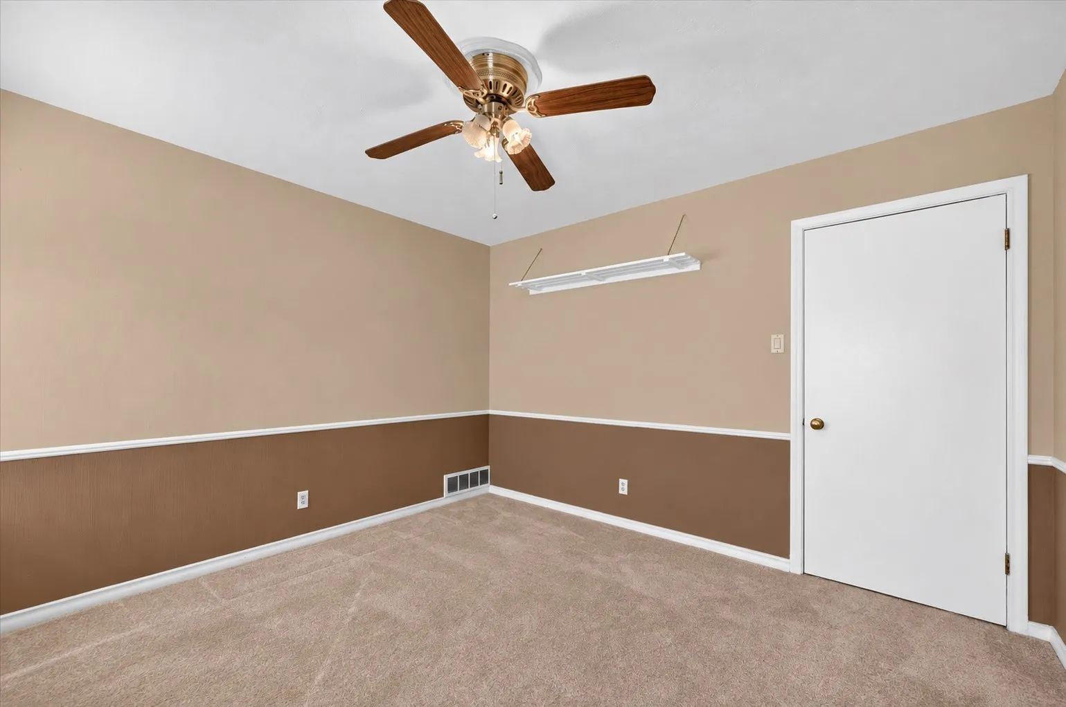 Single Family Residence For Sale in Dallas County , 11630 Tuscany Way, Dallas, Texas 75218, 3 Bedroom, 2 Bathroom, 1 Garage spaces, 1,953 Sqft, built in 1955, mls#21397741, Real Estate Agent in Dallas, Homes For Sale in Dallas county, Homes For Sale in Dallas, Realtor in Dallas Texas, Real Estate Brokerage Independent Realty Texas, Luminita Cordes Realtor