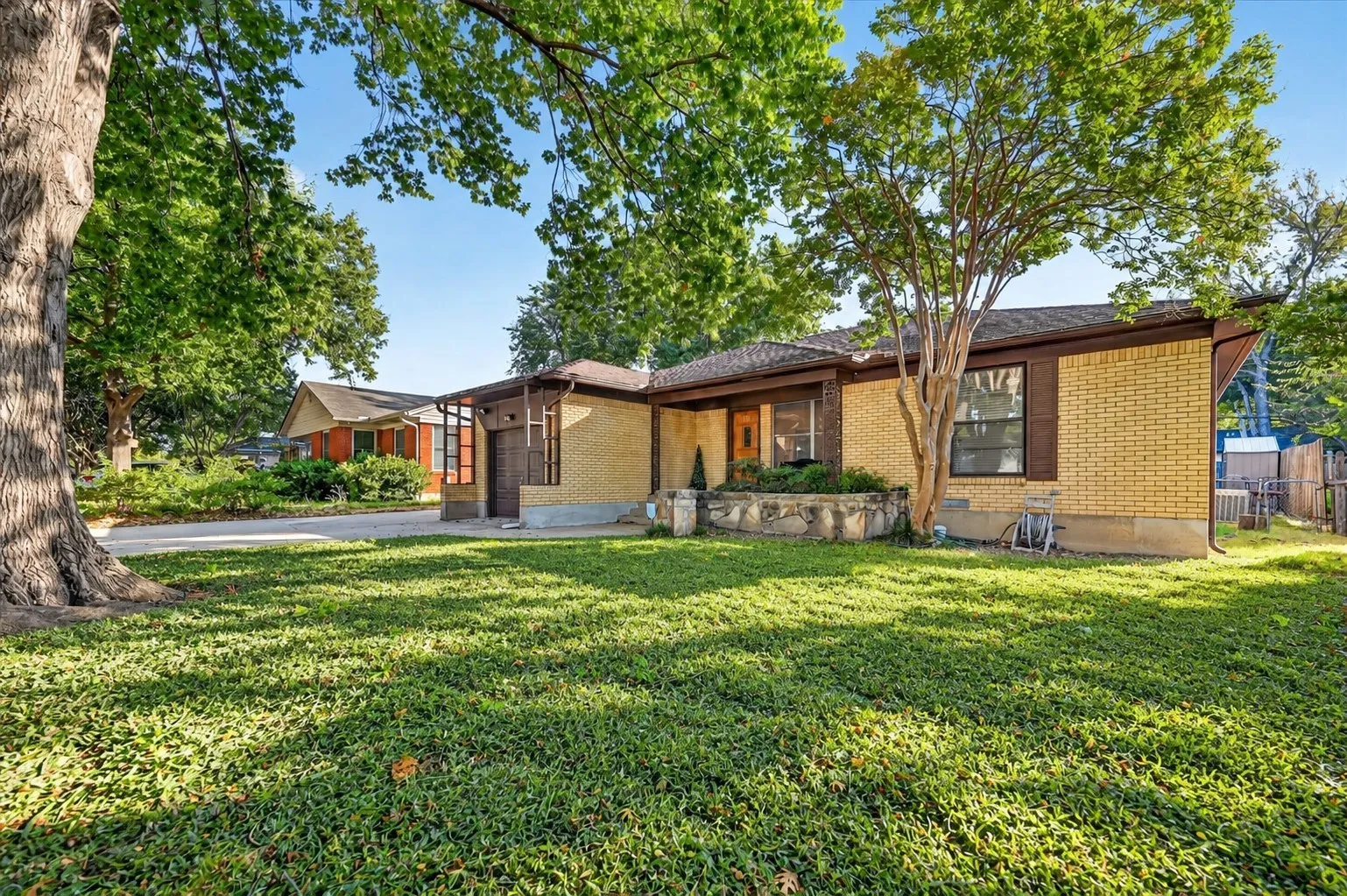 Single Family Residence For Sale in Dallas County , 11630 Tuscany Way, Dallas, Texas 75218, 3 Bedroom, 2 Bathroom, 1 Garage spaces, 1,953 Sqft, built in 1955, mls#21397741, Real Estate Agent in Dallas, Homes For Sale in Dallas county, Homes For Sale in Dallas, Realtor in Dallas Texas, Real Estate Brokerage Independent Realty Texas, Luminita Cordes Realtor