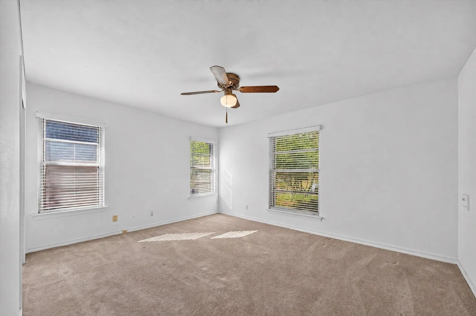 Single Family Residence For Sale in Dallas County , 11630 Tuscany Way, Dallas, Texas 75218, 3 Bedroom, 2 Bathroom, 1 Garage spaces, 1,953 Sqft, built in 1955, mls#21397741, Real Estate Agent in Dallas, Homes For Sale in Dallas county, Homes For Sale in Dallas, Realtor in Dallas Texas, Real Estate Brokerage Independent Realty Texas, Luminita Cordes Realtor
