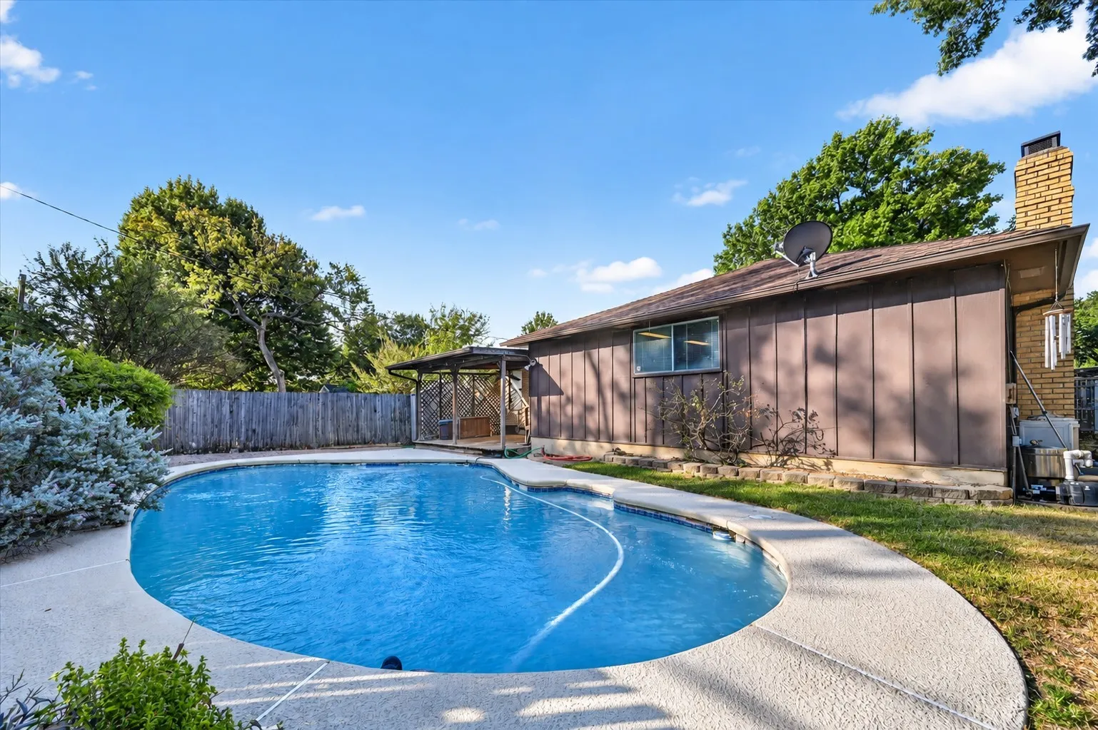 Single Family Residence For Sale in Dallas County , 11630 Tuscany Way, Dallas, Texas 75218, 3 Bedroom, 2 Bathroom, 1 Garage spaces, 1,953 Sqft, built in 1955, mls#21397741, Real Estate Agent in Dallas, Homes For Sale in Dallas county, Homes For Sale in Dallas, Realtor in Dallas Texas, Real Estate Brokerage Independent Realty Texas, Luminita Cordes Realtor