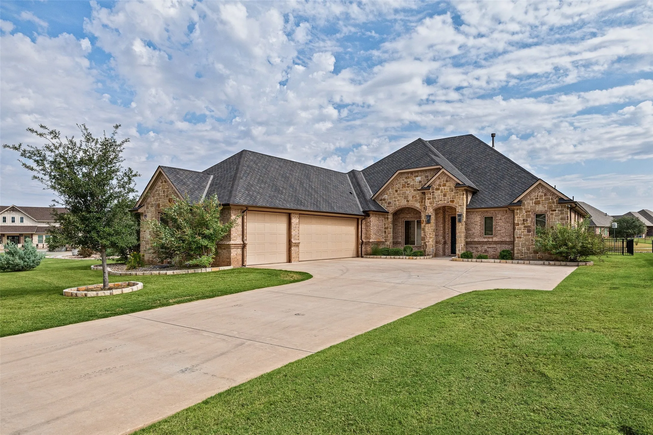 Single Family Residence For Sale in Hood County , 6341 Weatherby Road, Granbury, Texas 76049, 3 Bedroom, 2 Bathroom, 3 Garage spaces, 2,651 Sqft, built in 2018, mls#21397512, Real Estate Agent in Granbury, Homes For Sale in Hood county, Homes For Sale in Granbury, Realtor in Granbury Texas, Real Estate Brokerage Independent Realty Texas, Luminita Cordes Realtor