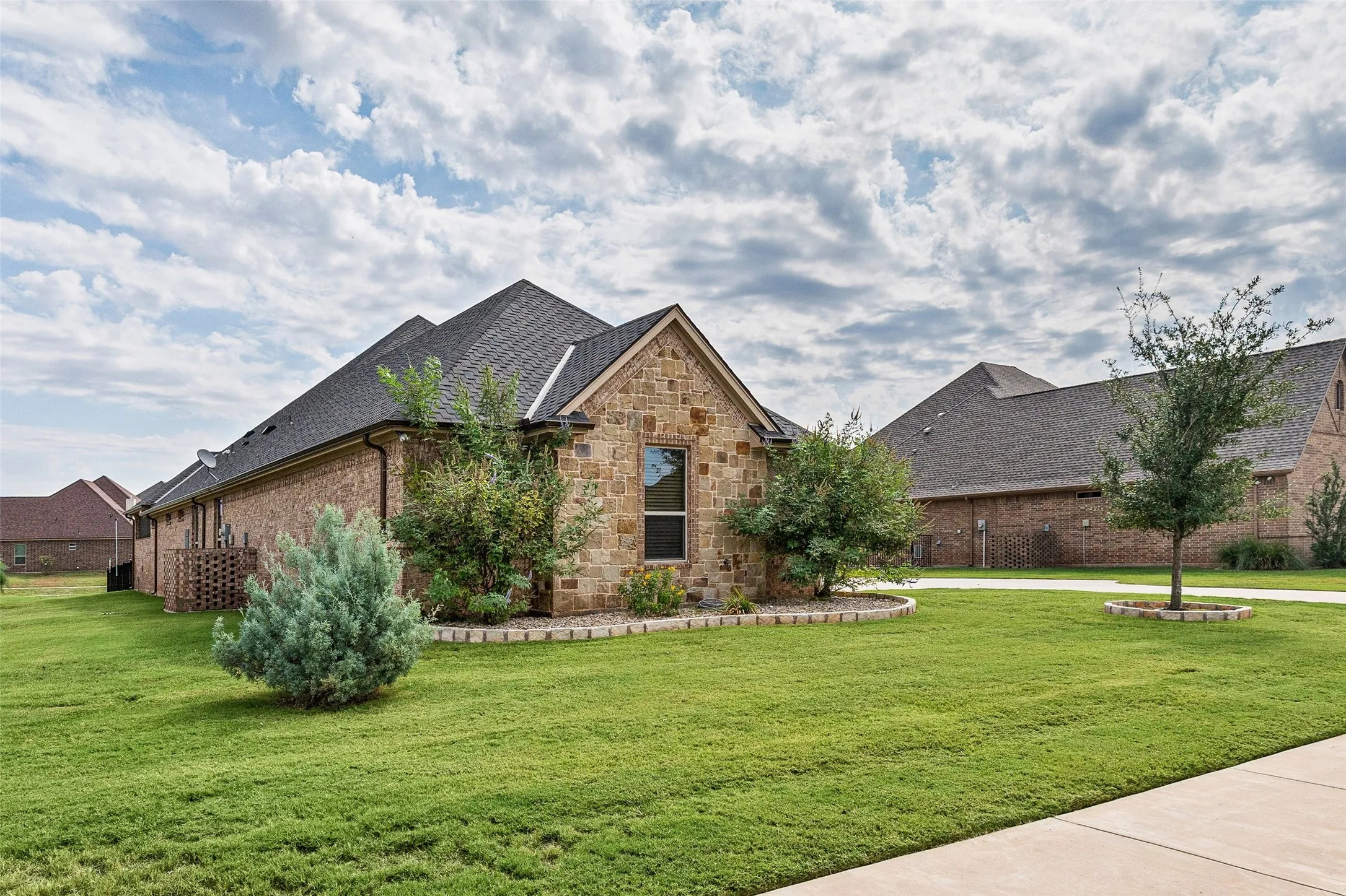 Single Family Residence For Sale in Hood County , 6341 Weatherby Road, Granbury, Texas 76049, 3 Bedroom, 2 Bathroom, 3 Garage spaces, 2,651 Sqft, built in 2018, mls#21397512, Real Estate Agent in Granbury, Homes For Sale in Hood county, Homes For Sale in Granbury, Realtor in Granbury Texas, Real Estate Brokerage Independent Realty Texas, Luminita Cordes Realtor