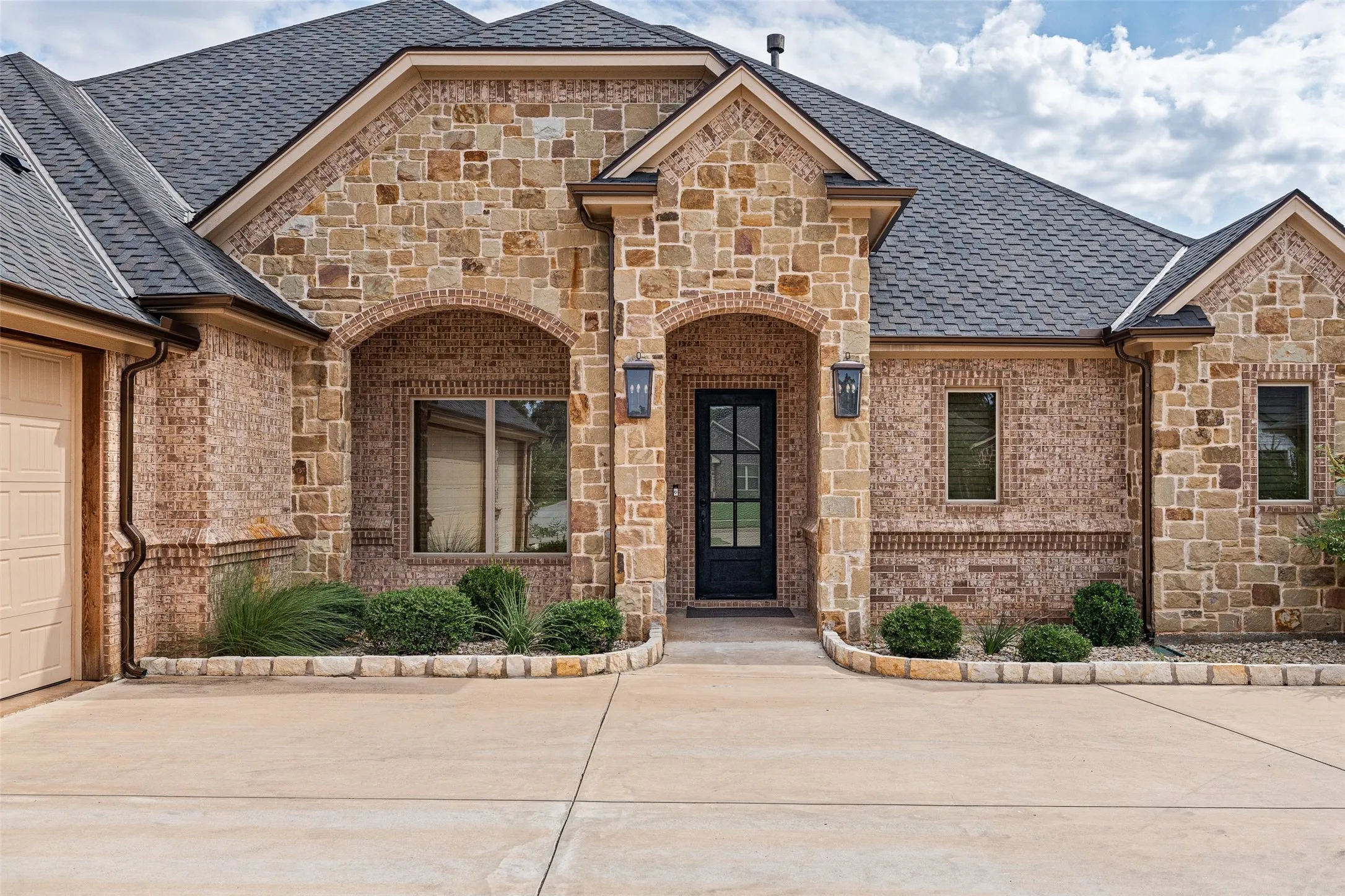 Single Family Residence For Sale in Hood County , 6341 Weatherby Road, Granbury, Texas 76049, 3 Bedroom, 2 Bathroom, 3 Garage spaces, 2,651 Sqft, built in 2018, mls#21397512, Real Estate Agent in Granbury, Homes For Sale in Hood county, Homes For Sale in Granbury, Realtor in Granbury Texas, Real Estate Brokerage Independent Realty Texas, Luminita Cordes Realtor