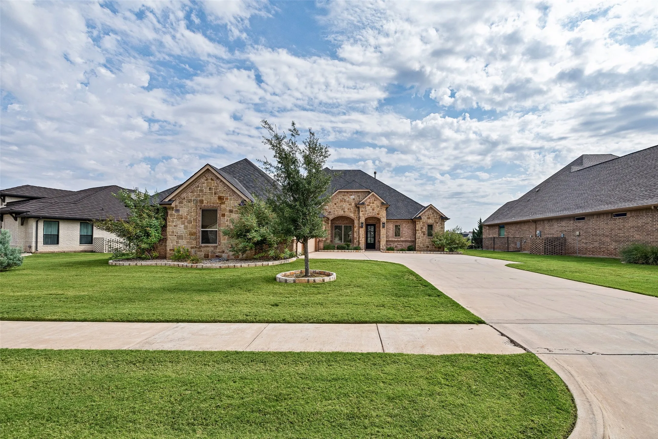 Single Family Residence For Sale in Hood County , 6341 Weatherby Road, Granbury, Texas 76049, 3 Bedroom, 2 Bathroom, 3 Garage spaces, 2,651 Sqft, built in 2018, mls#21397512, Real Estate Agent in Granbury, Homes For Sale in Hood county, Homes For Sale in Granbury, Realtor in Granbury Texas, Real Estate Brokerage Independent Realty Texas, Luminita Cordes Realtor