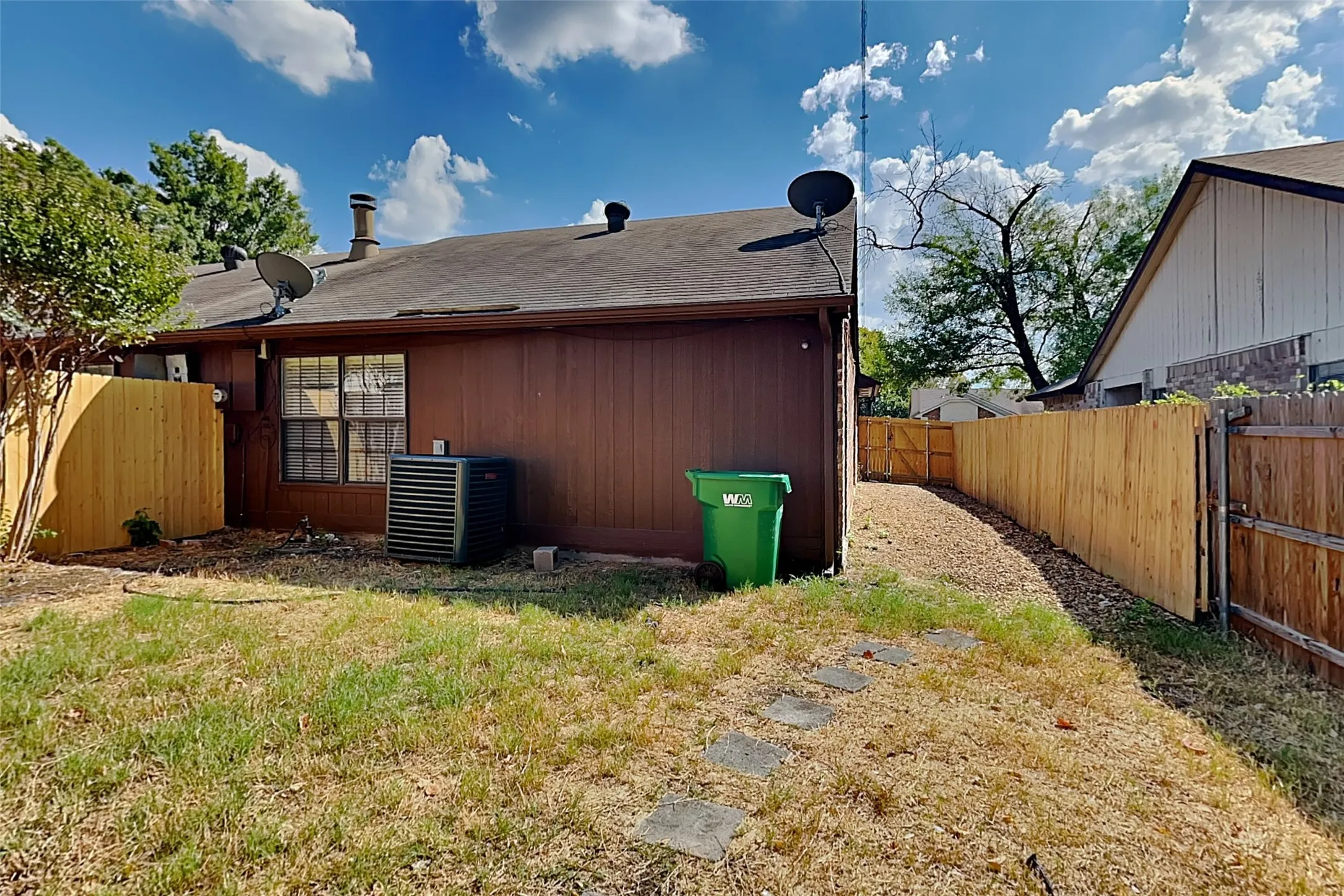Single Family Residence For Rent in Dallas County , 420 Dollins Street, Cedar Hill, Texas 75104, 2 Bedroom, 1 Bathroom, Garage spaces, 1,004 Sqft, built in 1984, mls#21398399, Real Estate Agent in Cedar Hill, Homes For Rent in Dallas county, Homes For Rent in Cedar Hill, Realtor in Cedar Hill Texas, Real Estate Brokerage Independent Realty Texas, Luminita Cordes Realtor