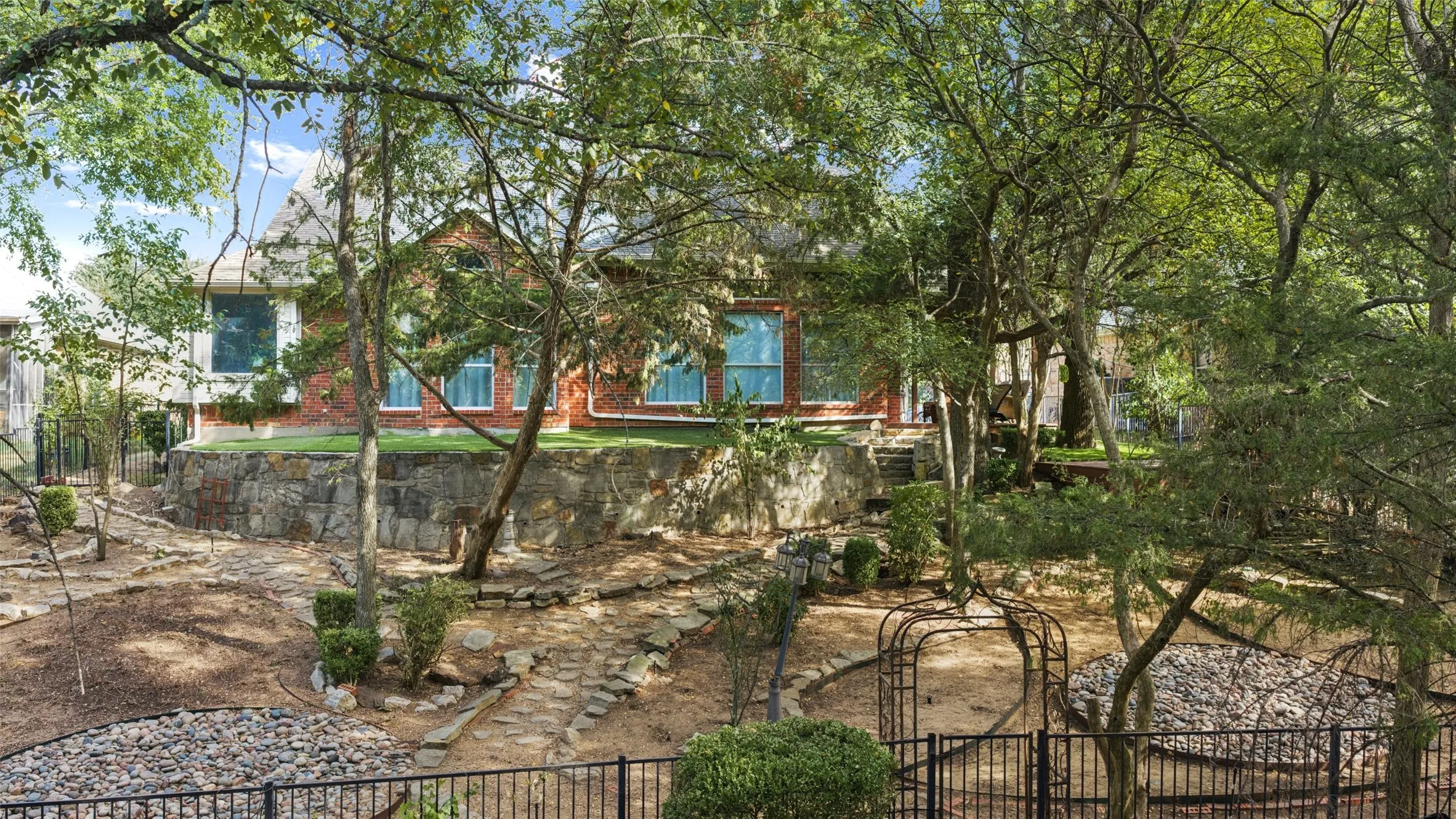 Single Family Residence For Sale in Denton County , 402 Brookside Drive, Lake Dallas, Texas 75065, 3 Bedroom, 2 Bathroom, 2 Garage spaces, 2,052 Sqft, built in 2002, mls#21395392, Real Estate Agent in Lake Dallas, Homes For Sale in Denton county, Homes For Sale in Lake Dallas, Realtor in Lake Dallas Texas, Real Estate Brokerage Independent Realty Texas, Luminita Cordes Realtor