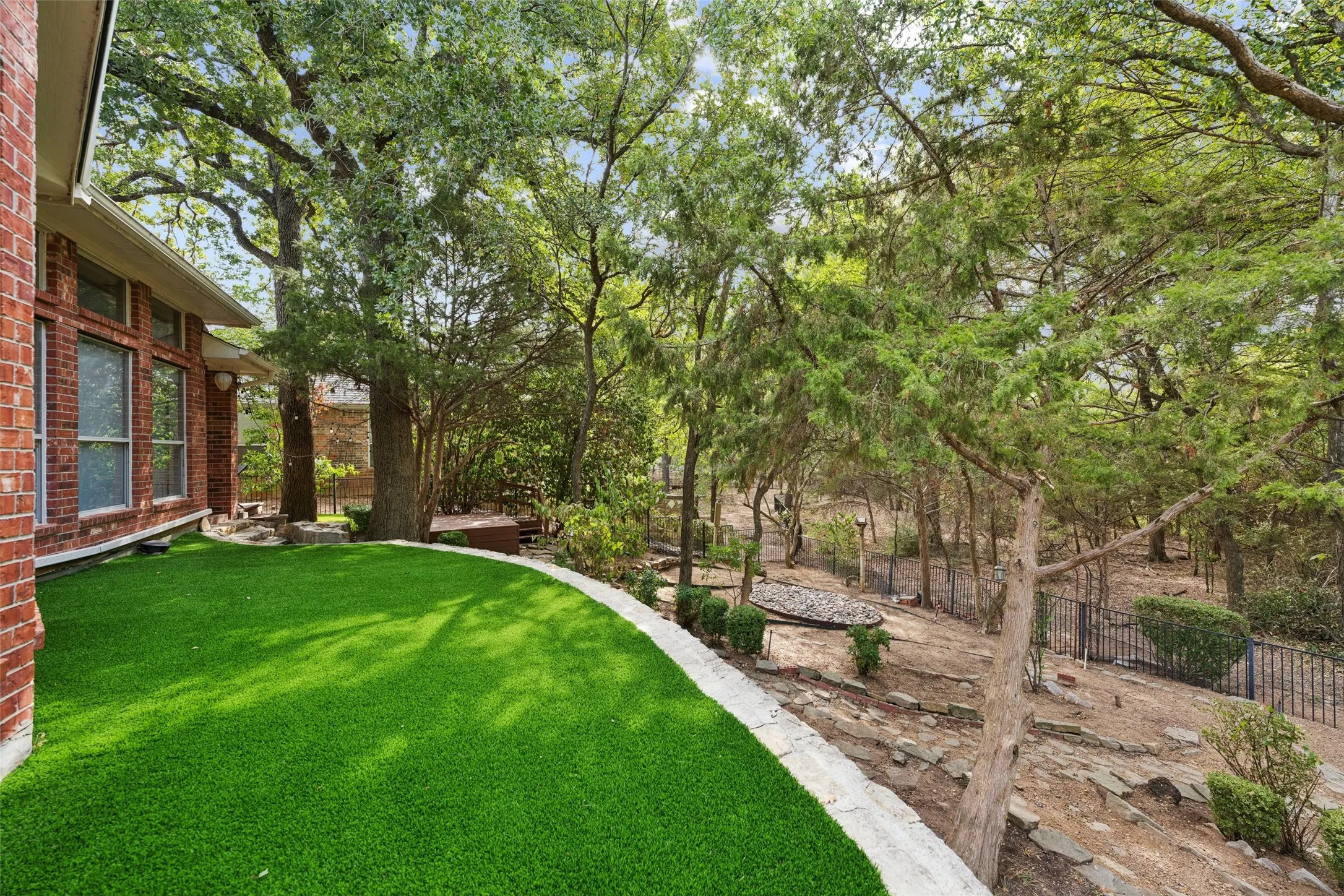 Single Family Residence For Sale in Denton County , 402 Brookside Drive, Lake Dallas, Texas 75065, 3 Bedroom, 2 Bathroom, 2 Garage spaces, 2,052 Sqft, built in 2002, mls#21395392, Real Estate Agent in Lake Dallas, Homes For Sale in Denton county, Homes For Sale in Lake Dallas, Realtor in Lake Dallas Texas, Real Estate Brokerage Independent Realty Texas, Luminita Cordes Realtor