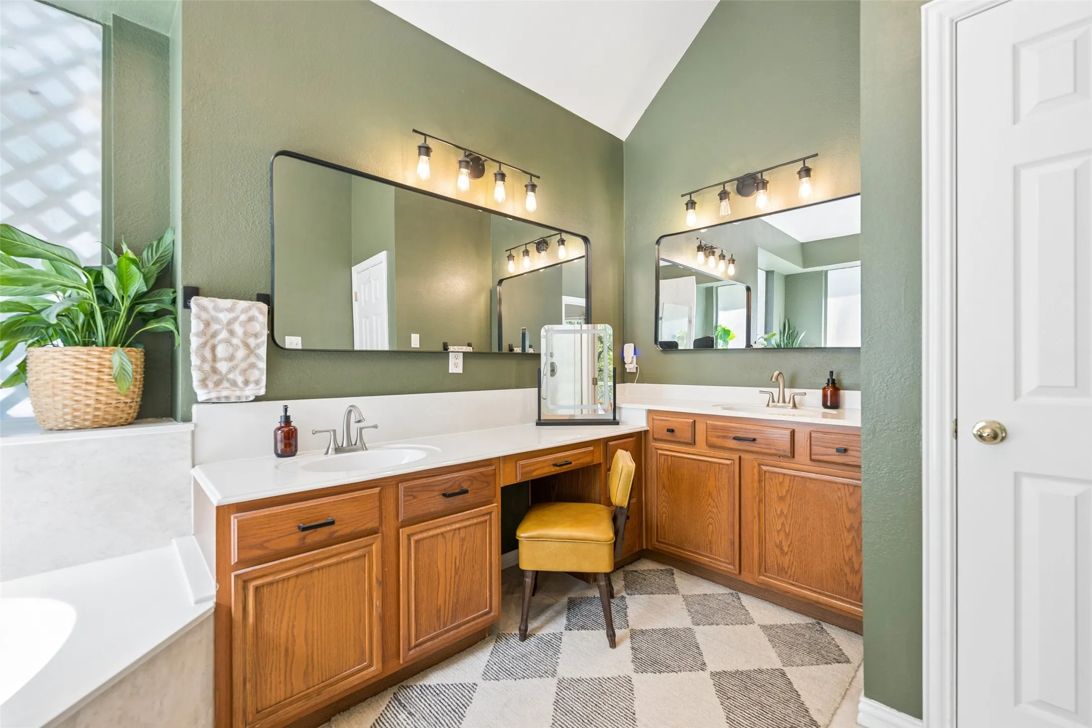 Single Family Residence For Sale in Denton County , 402 Brookside Drive, Lake Dallas, Texas 75065, 3 Bedroom, 2 Bathroom, 2 Garage spaces, 2,052 Sqft, built in 2002, mls#21395392, Real Estate Agent in Lake Dallas, Homes For Sale in Denton county, Homes For Sale in Lake Dallas, Realtor in Lake Dallas Texas, Real Estate Brokerage Independent Realty Texas, Luminita Cordes Realtor