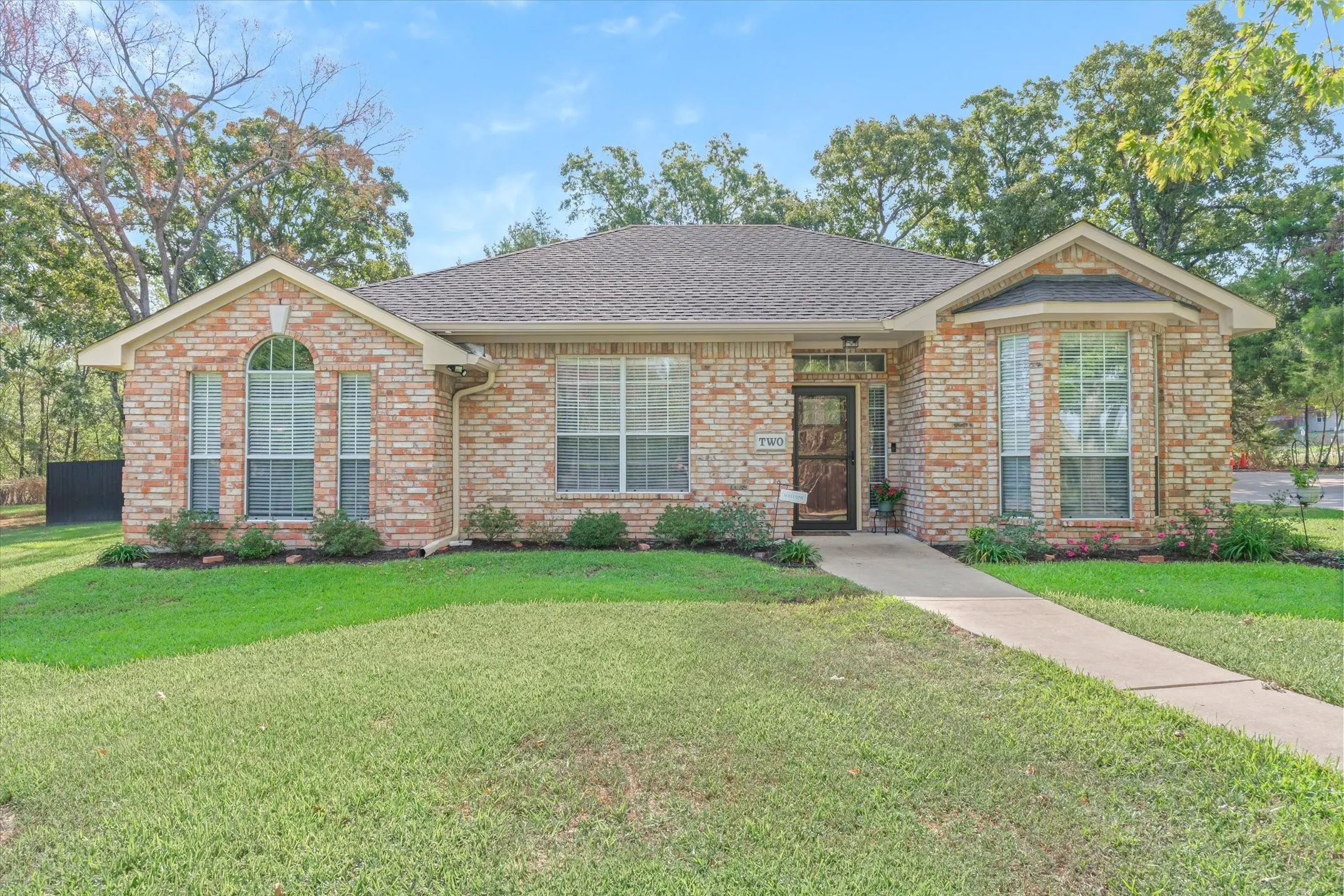 Single Family Residence For Sale in Van Zandt County , 2 Bentwood Circle, Canton, Texas 75103, 3 Bedroom, 3 Bathroom, 2 Garage spaces, 1,920 Sqft, built in 1996, mls#21396033, Real Estate Agent in Canton, Homes For Sale in Van Zandt county, Homes For Sale in Canton, Realtor in Canton Texas, Real Estate Brokerage Independent Realty Texas, Luminita Cordes Realtor
