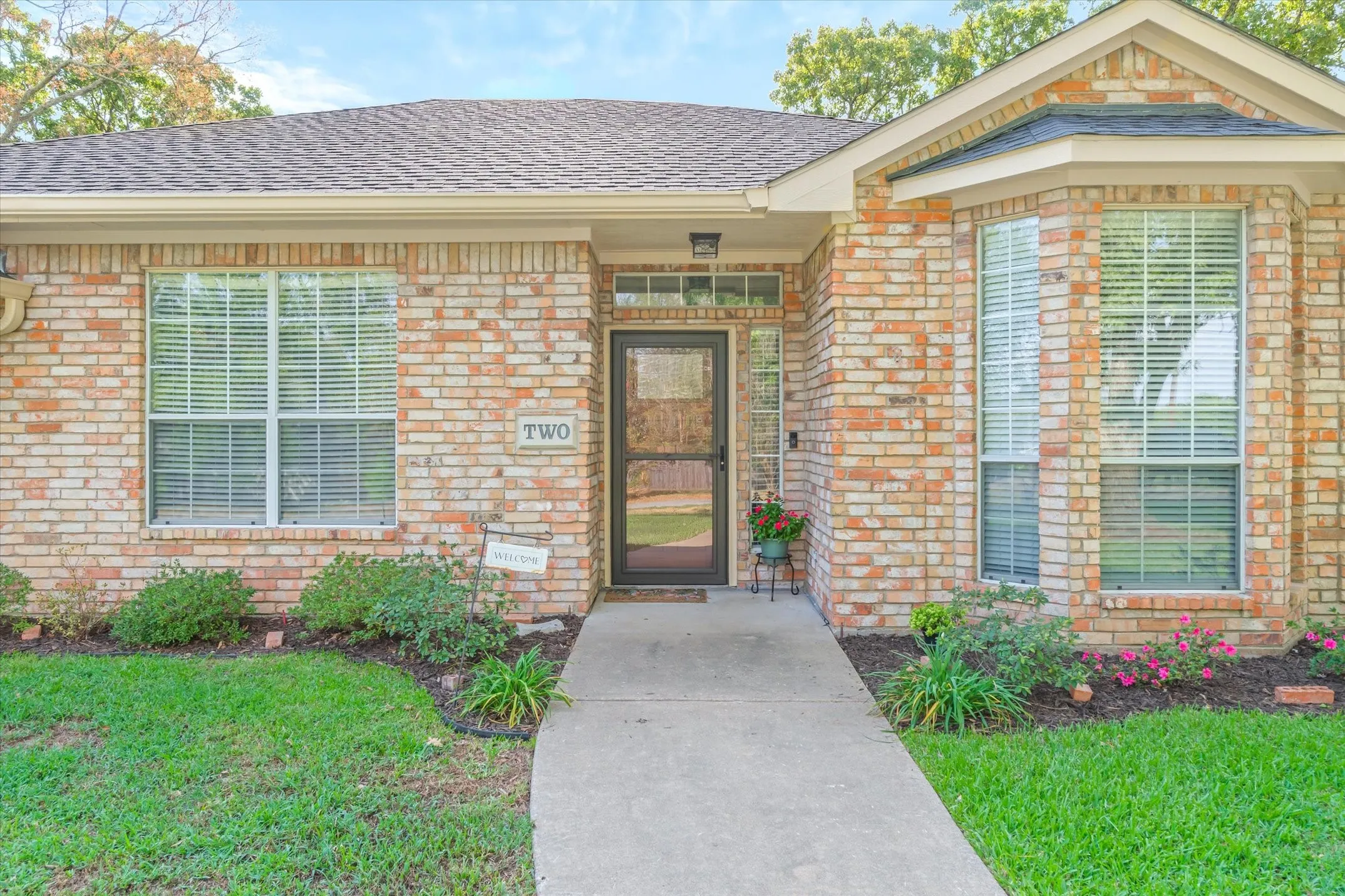 Single Family Residence For Sale in Van Zandt County , 2 Bentwood Circle, Canton, Texas 75103, 3 Bedroom, 3 Bathroom, 2 Garage spaces, 1,920 Sqft, built in 1996, mls#21396033, Real Estate Agent in Canton, Homes For Sale in Van Zandt county, Homes For Sale in Canton, Realtor in Canton Texas, Real Estate Brokerage Independent Realty Texas, Luminita Cordes Realtor
