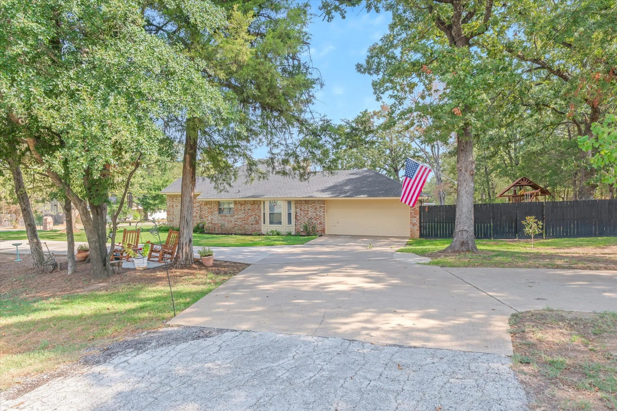 Single Family Residence For Sale in Van Zandt County , 2 Bentwood Circle, Canton, Texas 75103, 3 Bedroom, 3 Bathroom, 2 Garage spaces, 1,920 Sqft, built in 1996, mls#21396033, Real Estate Agent in Canton, Homes For Sale in Van Zandt county, Homes For Sale in Canton, Realtor in Canton Texas, Real Estate Brokerage Independent Realty Texas, Luminita Cordes Realtor