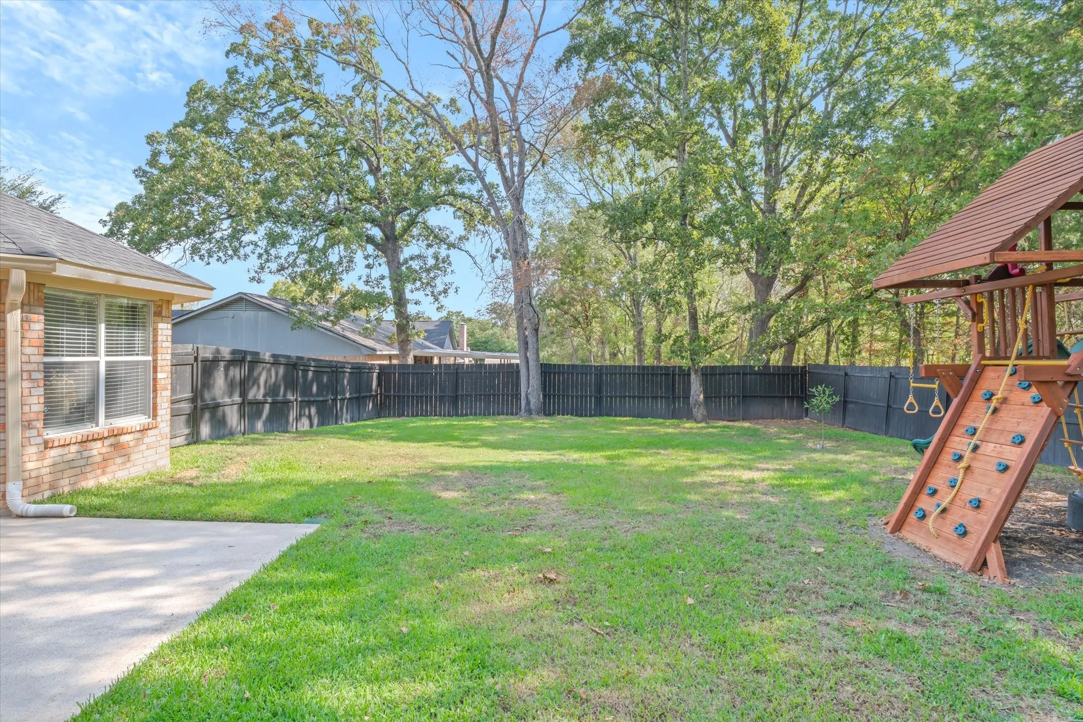 Single Family Residence For Sale in Van Zandt County , 2 Bentwood Circle, Canton, Texas 75103, 3 Bedroom, 3 Bathroom, 2 Garage spaces, 1,920 Sqft, built in 1996, mls#21396033, Real Estate Agent in Canton, Homes For Sale in Van Zandt county, Homes For Sale in Canton, Realtor in Canton Texas, Real Estate Brokerage Independent Realty Texas, Luminita Cordes Realtor