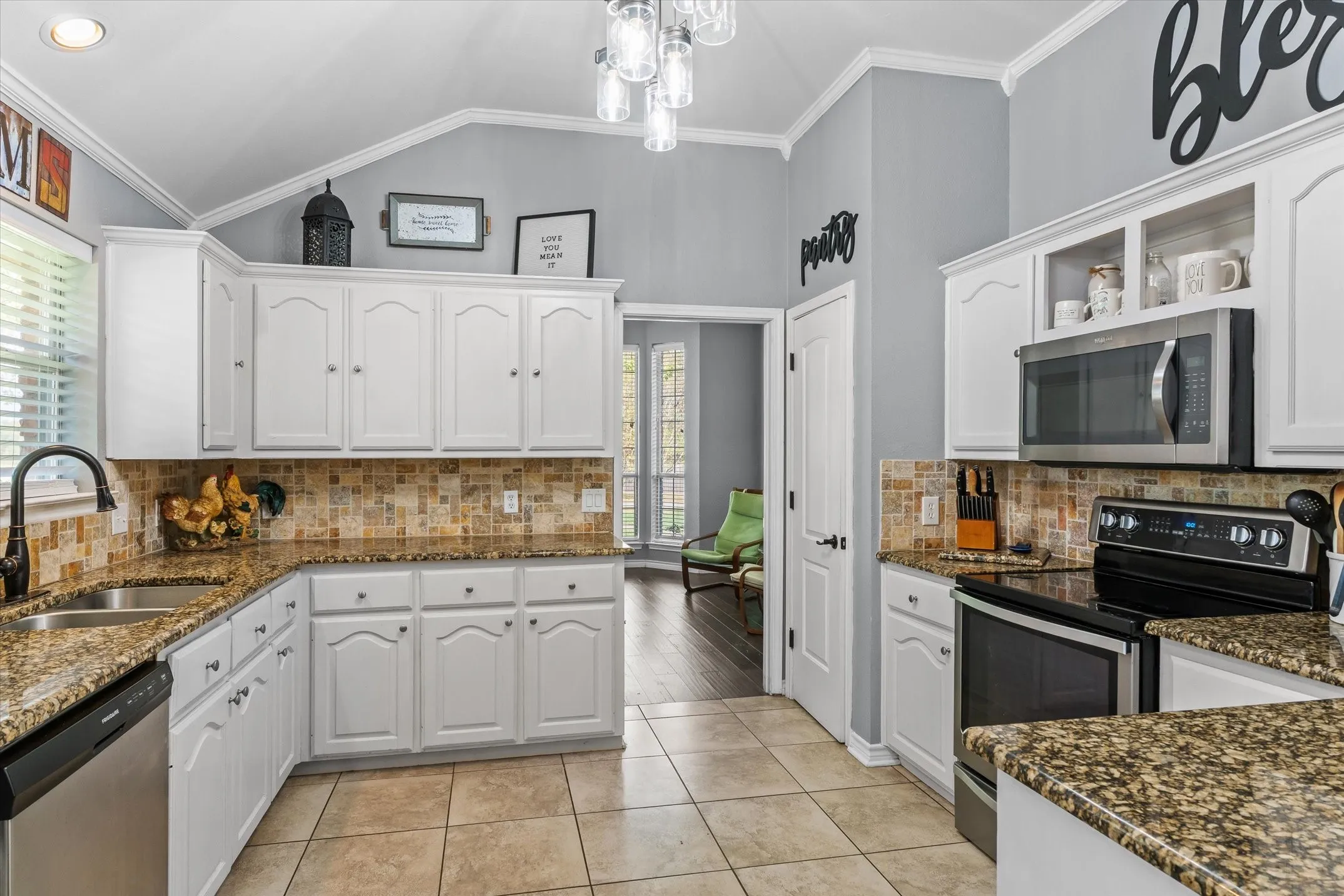 Single Family Residence For Sale in Van Zandt County , 2 Bentwood Circle, Canton, Texas 75103, 3 Bedroom, 3 Bathroom, 2 Garage spaces, 1,920 Sqft, built in 1996, mls#21396033, Real Estate Agent in Canton, Homes For Sale in Van Zandt county, Homes For Sale in Canton, Realtor in Canton Texas, Real Estate Brokerage Independent Realty Texas, Luminita Cordes Realtor