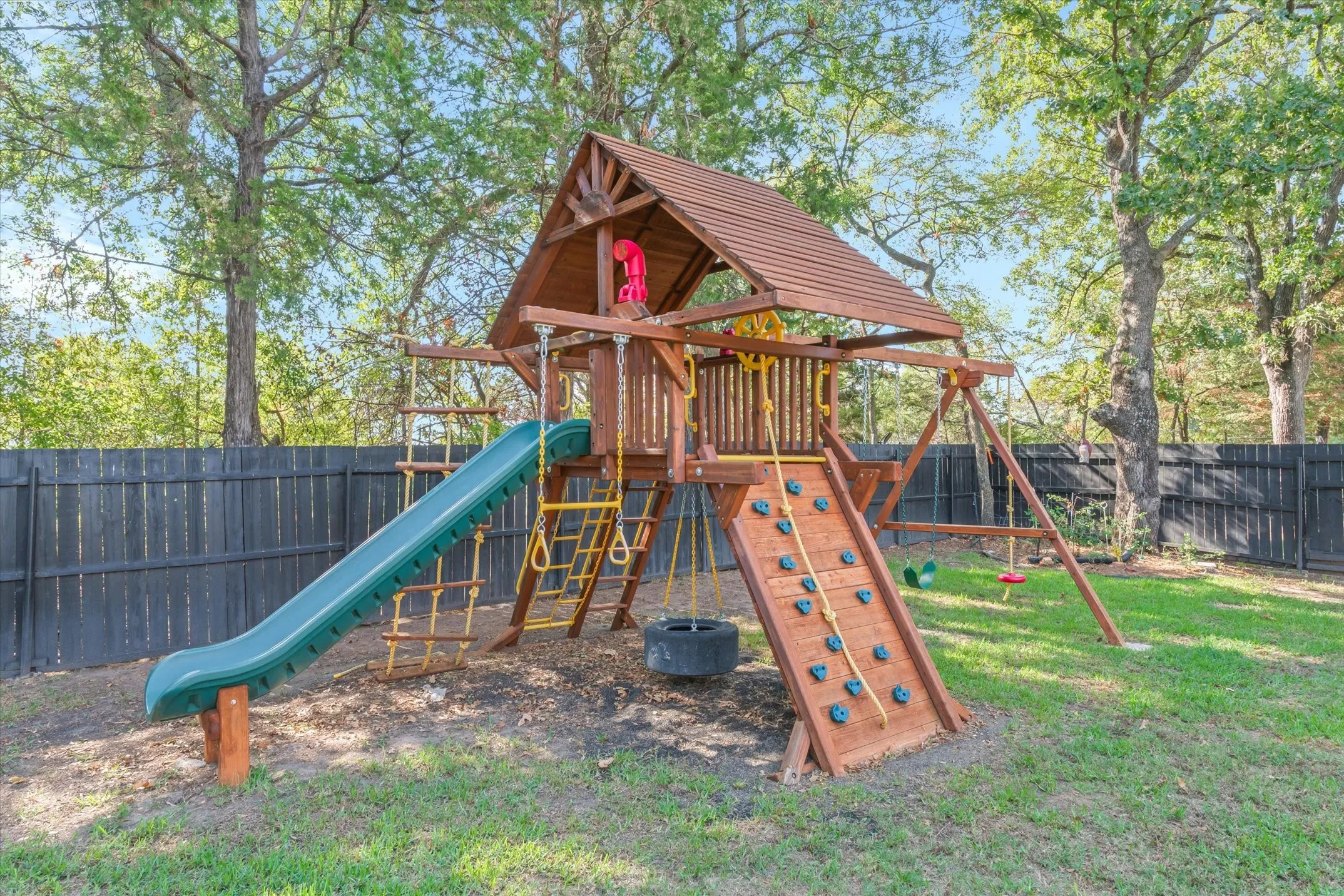 Single Family Residence For Sale in Van Zandt County , 2 Bentwood Circle, Canton, Texas 75103, 3 Bedroom, 3 Bathroom, 2 Garage spaces, 1,920 Sqft, built in 1996, mls#21396033, Real Estate Agent in Canton, Homes For Sale in Van Zandt county, Homes For Sale in Canton, Realtor in Canton Texas, Real Estate Brokerage Independent Realty Texas, Luminita Cordes Realtor