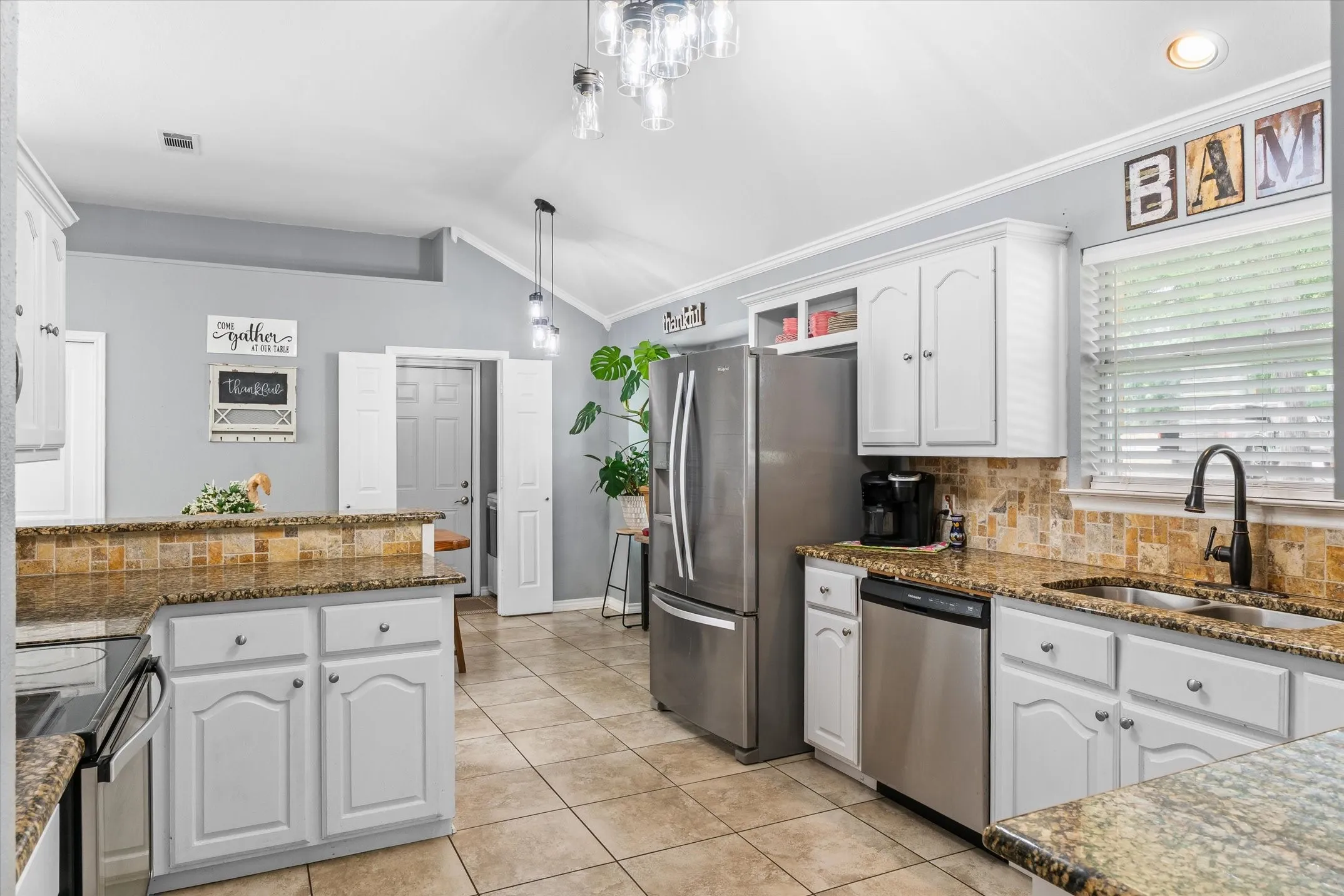 Single Family Residence For Sale in Van Zandt County , 2 Bentwood Circle, Canton, Texas 75103, 3 Bedroom, 3 Bathroom, 2 Garage spaces, 1,920 Sqft, built in 1996, mls#21396033, Real Estate Agent in Canton, Homes For Sale in Van Zandt county, Homes For Sale in Canton, Realtor in Canton Texas, Real Estate Brokerage Independent Realty Texas, Luminita Cordes Realtor