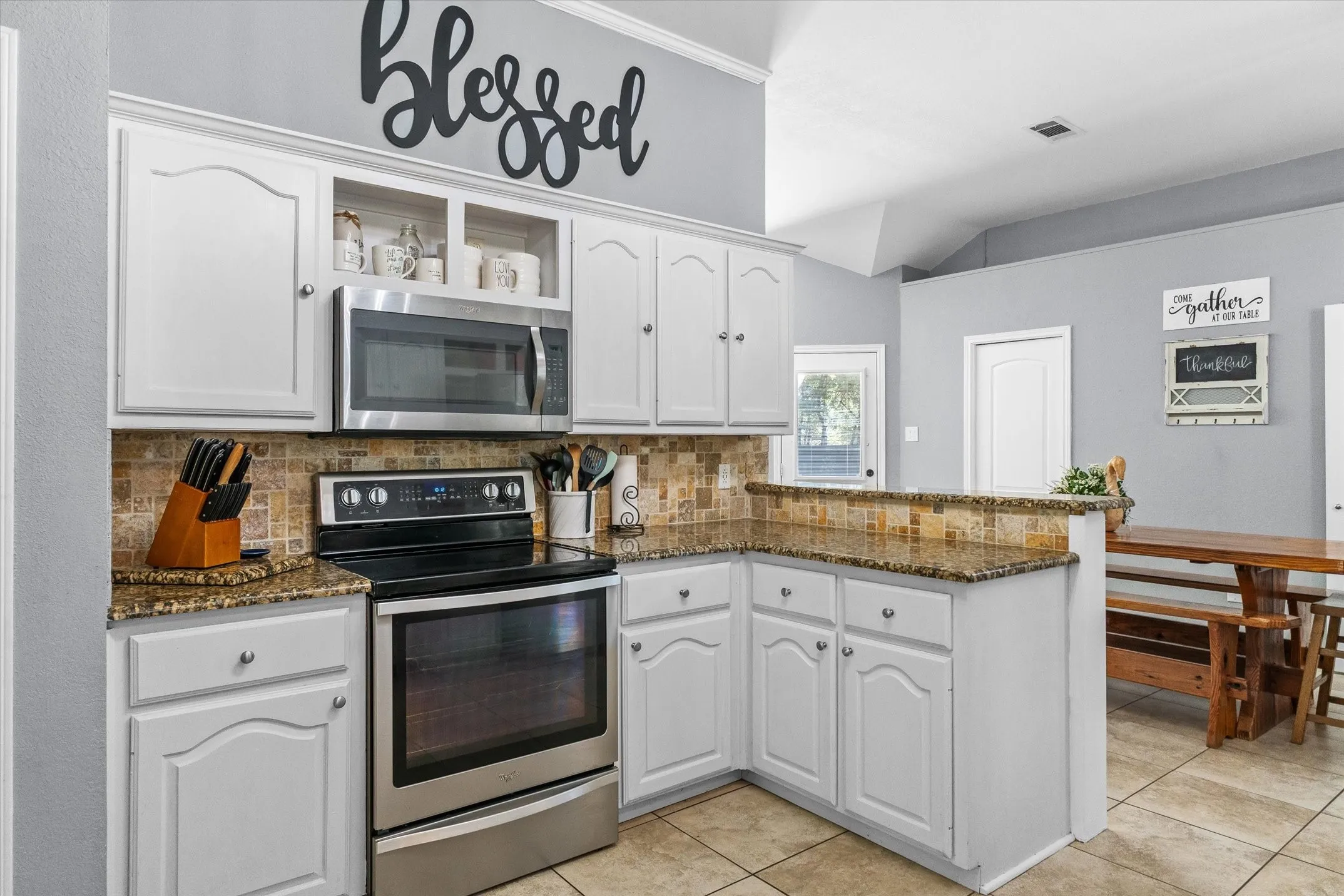 Single Family Residence For Sale in Van Zandt County , 2 Bentwood Circle, Canton, Texas 75103, 3 Bedroom, 3 Bathroom, 2 Garage spaces, 1,920 Sqft, built in 1996, mls#21396033, Real Estate Agent in Canton, Homes For Sale in Van Zandt county, Homes For Sale in Canton, Realtor in Canton Texas, Real Estate Brokerage Independent Realty Texas, Luminita Cordes Realtor