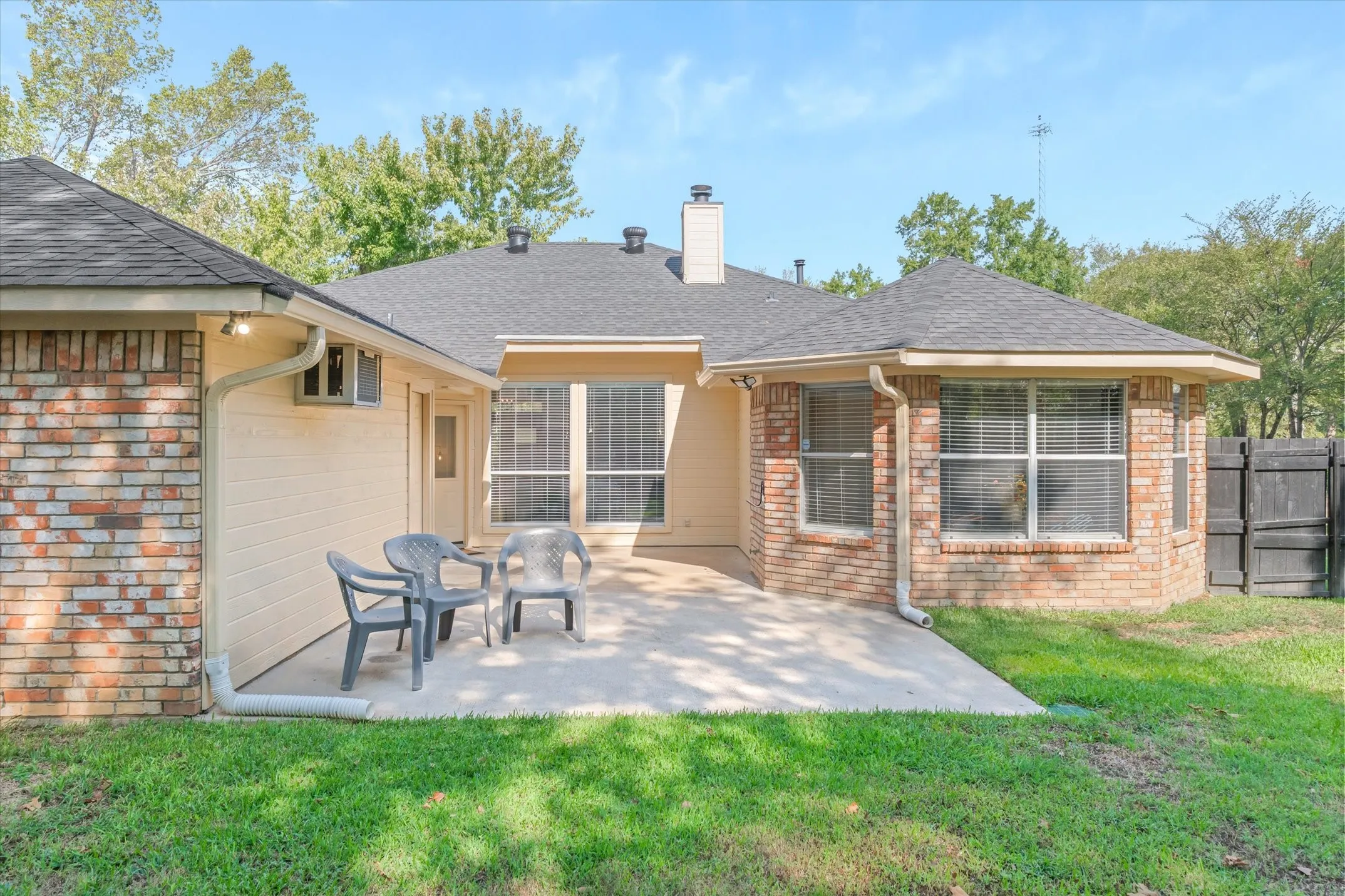 Single Family Residence For Sale in Van Zandt County , 2 Bentwood Circle, Canton, Texas 75103, 3 Bedroom, 3 Bathroom, 2 Garage spaces, 1,920 Sqft, built in 1996, mls#21396033, Real Estate Agent in Canton, Homes For Sale in Van Zandt county, Homes For Sale in Canton, Realtor in Canton Texas, Real Estate Brokerage Independent Realty Texas, Luminita Cordes Realtor
