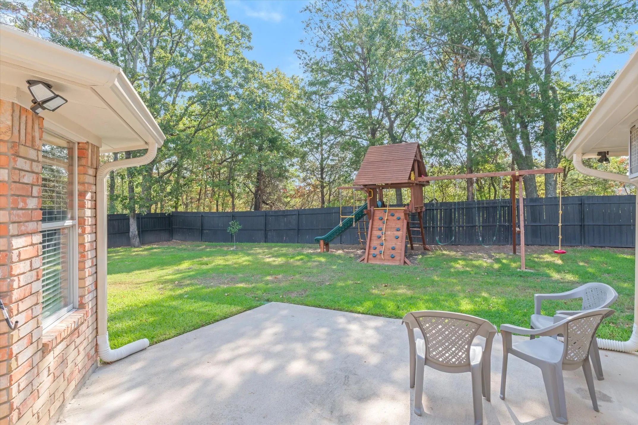 Single Family Residence For Sale in Van Zandt County , 2 Bentwood Circle, Canton, Texas 75103, 3 Bedroom, 3 Bathroom, 2 Garage spaces, 1,920 Sqft, built in 1996, mls#21396033, Real Estate Agent in Canton, Homes For Sale in Van Zandt county, Homes For Sale in Canton, Realtor in Canton Texas, Real Estate Brokerage Independent Realty Texas, Luminita Cordes Realtor