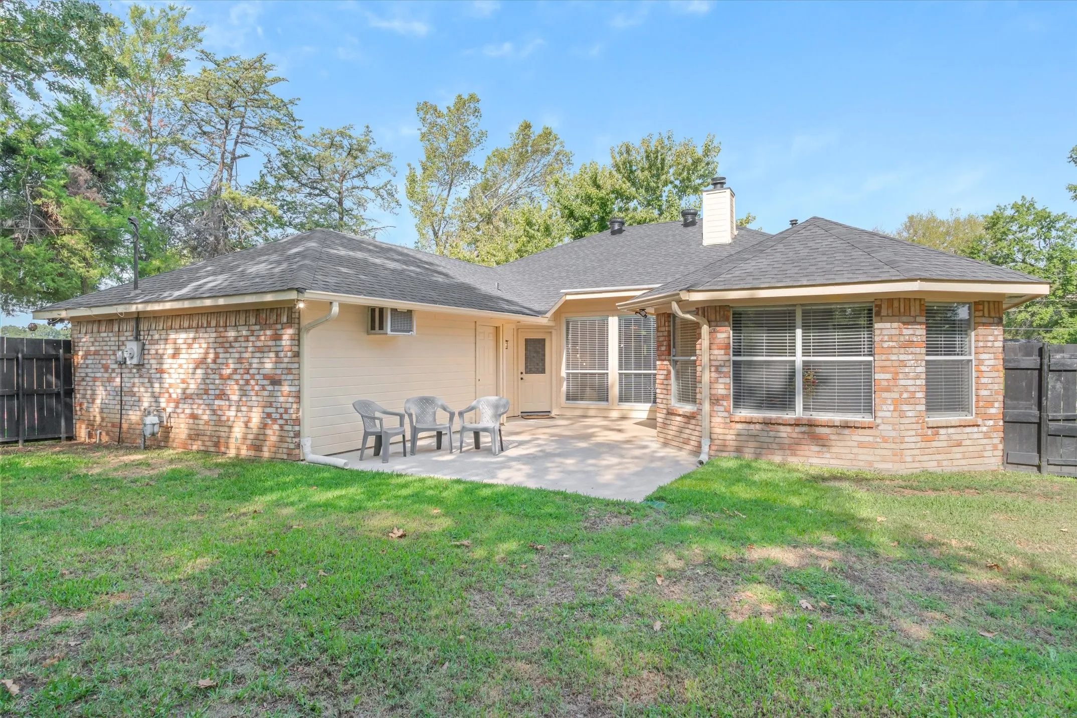 Single Family Residence For Sale in Van Zandt County , 2 Bentwood Circle, Canton, Texas 75103, 3 Bedroom, 3 Bathroom, 2 Garage spaces, 1,920 Sqft, built in 1996, mls#21396033, Real Estate Agent in Canton, Homes For Sale in Van Zandt county, Homes For Sale in Canton, Realtor in Canton Texas, Real Estate Brokerage Independent Realty Texas, Luminita Cordes Realtor