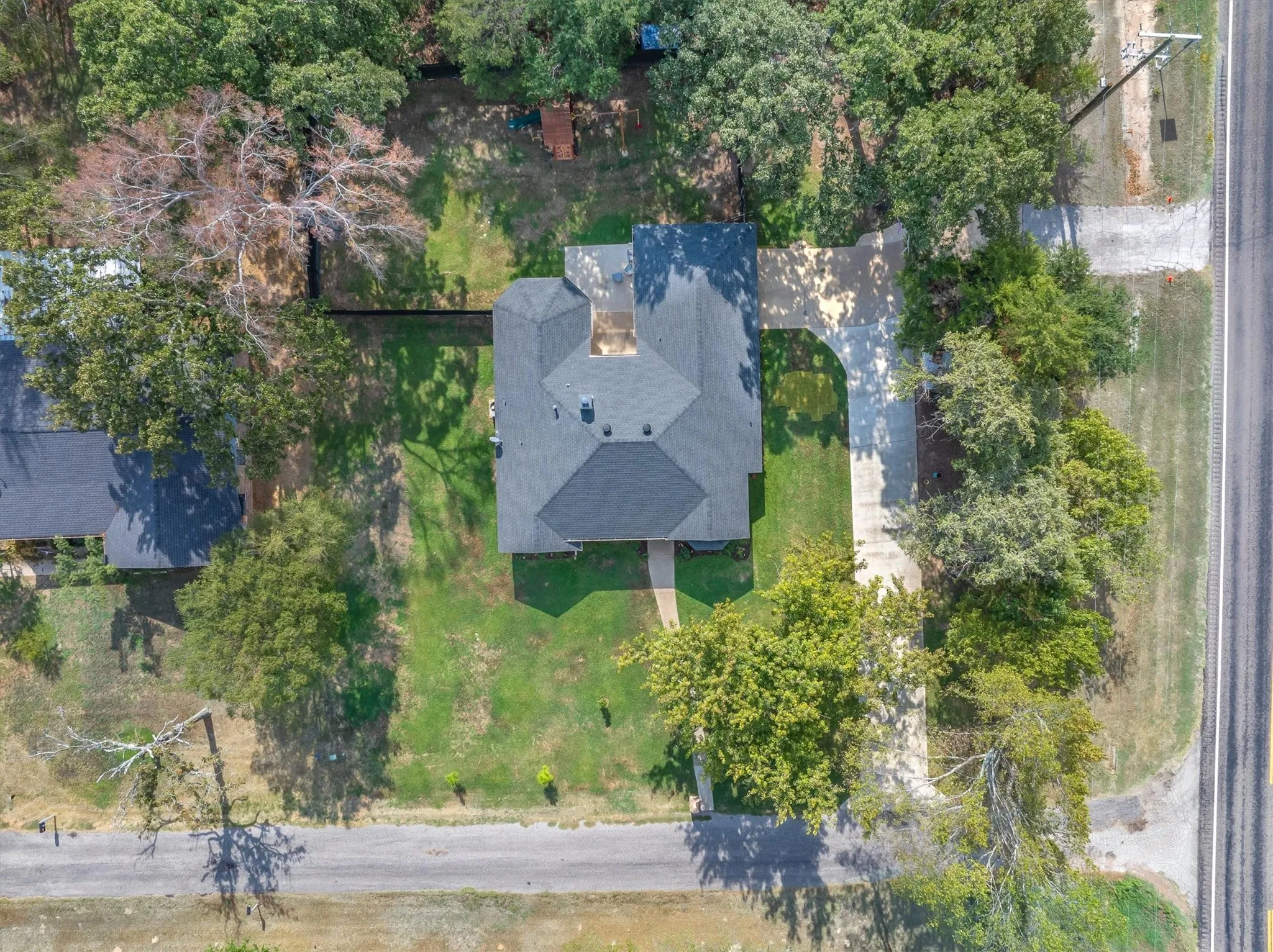 Single Family Residence For Sale in Van Zandt County , 2 Bentwood Circle, Canton, Texas 75103, 3 Bedroom, 3 Bathroom, 2 Garage spaces, 1,920 Sqft, built in 1996, mls#21396033, Real Estate Agent in Canton, Homes For Sale in Van Zandt county, Homes For Sale in Canton, Realtor in Canton Texas, Real Estate Brokerage Independent Realty Texas, Luminita Cordes Realtor